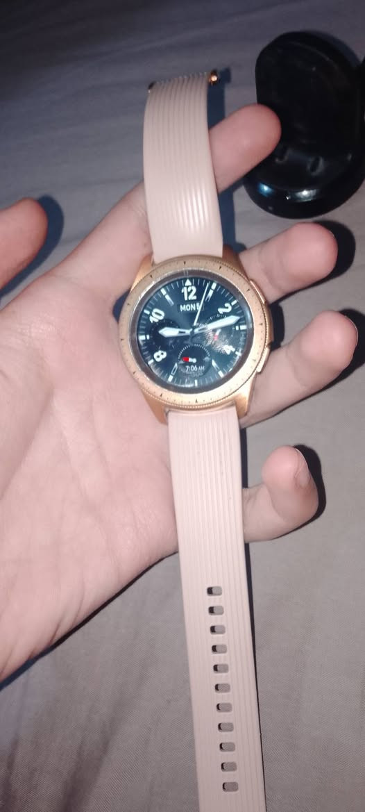 سلام عليكم ساعة سامسونج واتش6 حجم 43mm استعمال قليل جدا السعر 150الف للتواصل رقم ***********واتساب
