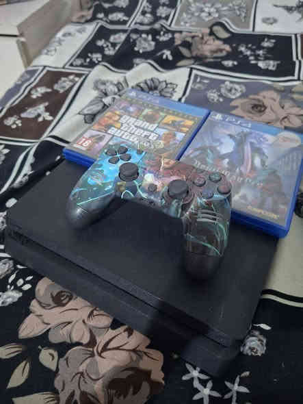 السلام عليكم بلايستيشن 4 سلم 500 كيكا بايت مستعمل للبيع مستعمل أسبوعان فقط و الجهاز نضيف و غير داخل صيانه تقدر تتاكد من تريد تشتري و الجهاز يأتي معه 2جوستكات تجاريات(يدات)+2العاب(Deuil May Cry5+GTA 5)هذه الألعاب وكامل ملحقاته ويأتي معاه يو بي اس(شاحن)يدوم الى15دقيقه أو ربع ساعه السعر خاص رقم التواصل***********.
ملاحظه:الجهاز مابي الكارتونه الخاصه بي.
