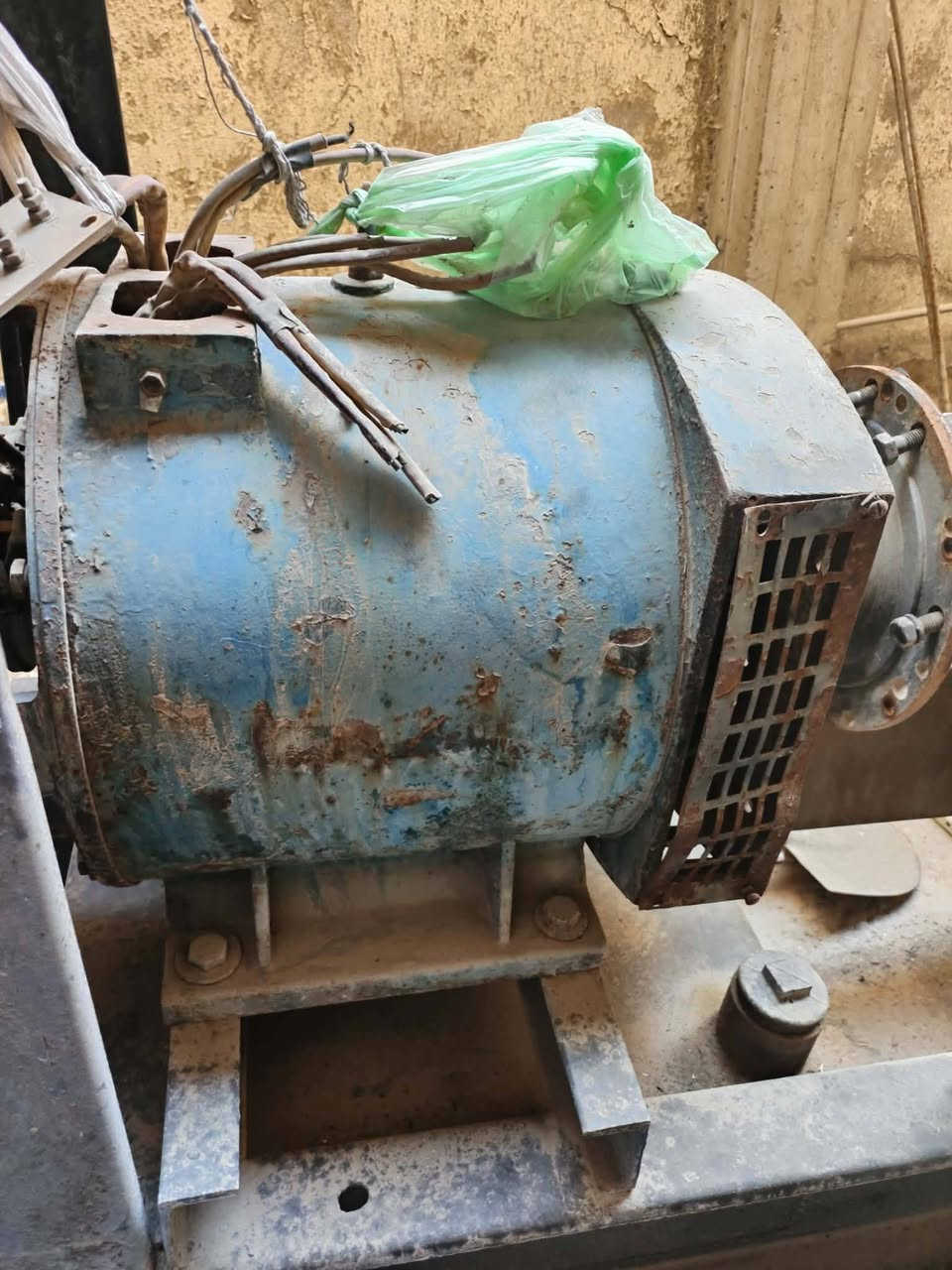 رأس توليد 24 kw. للبيع شغال وشرط نحاس

3فيز
***********
