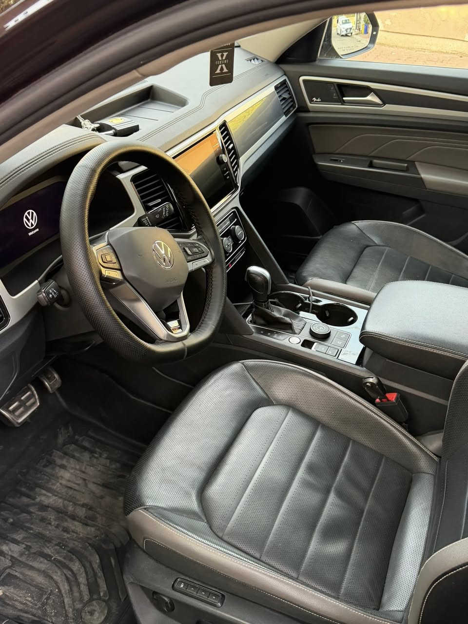 Volkswagen Atlas sel premium R/line 2022 V6 - 4montion 

اطلس سيل بريميوم ارلاين 

فول فول مواصفات واحد علی واحد 5 كامرات 360 درجة 7 راكب 

حادثها جاملغ وباب هلال مالهم فقط فقط الهلال يعني مو كامل ايرباك برده فقط بجم امامي وخلفي كبس .

ماشية 54 كم مو ميل

لون اسود  - فور ويل 

بانوراما - 360 درجة كاميرا - داخل VIP ملكي 

 رادار امامي خلفي مراية - نقطة عمياء 

بصمة - تشغيل عن بعد - مراية شفت 

كشن كهربائي و تدفئة و تبريد كشن خزن  حتى كشنات خلفيه تدفئه تبريد مركزي 

بريك بصمة - (اوتوبارك )- صندوق شفت  

حساسات امامية و خلفي و مراية - تبريد 3مقعد داخل VIP

كير و محرك و كهربائي بشرط  

مرقم أربيل سنوية باسمي تحويل ثاني يوم 

السعر 302وبي مجال بسيط 

***********
واتساب موجود
