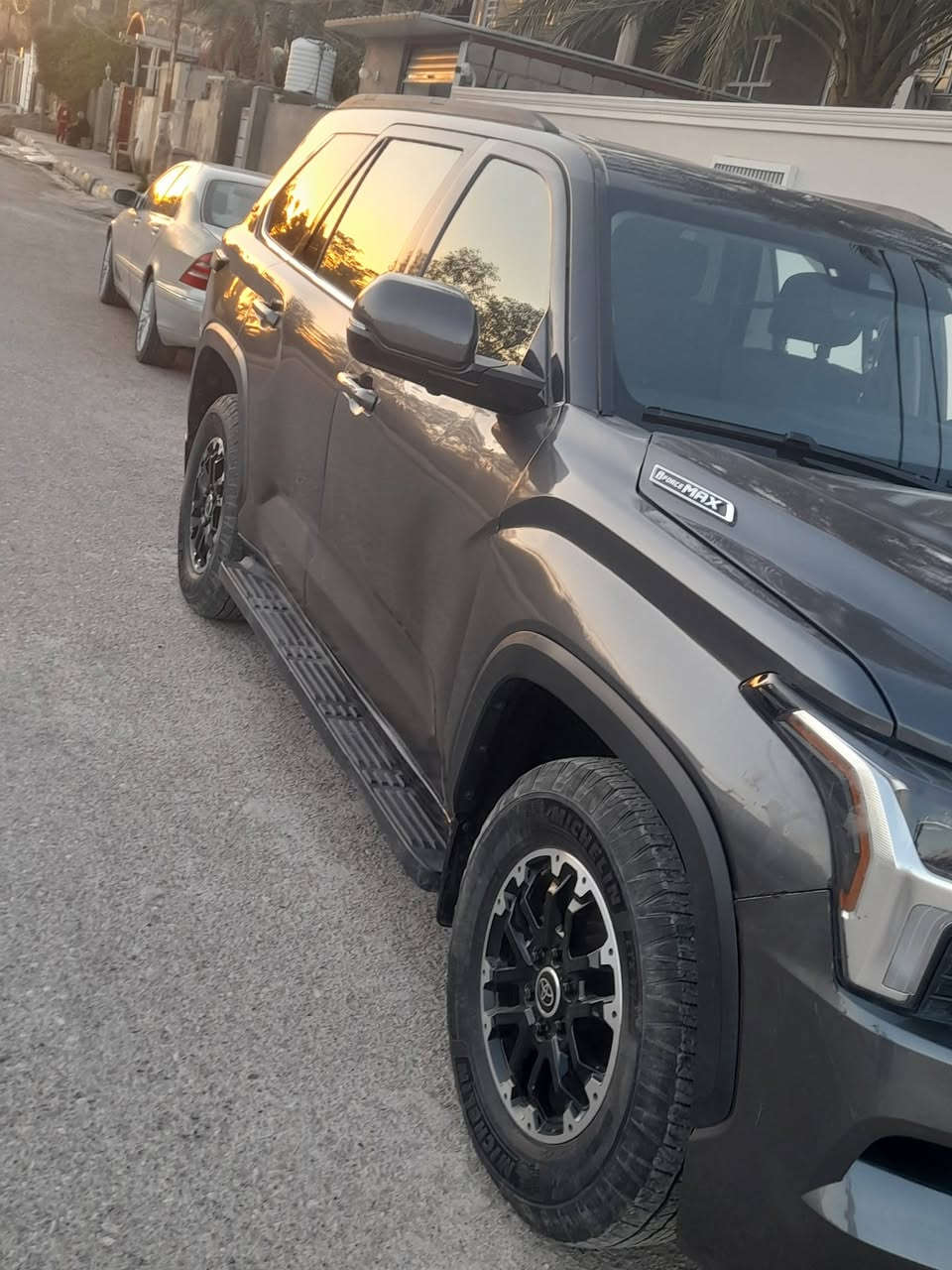 سلام عليكم 
تيوتا سيكويا ٢٠٢٣ هايبرد توين تيربو TRD of road وارد امريكي حادثه بنيد مبدل بلاد  وجاملغ و الباب مصلح و مصبوغ وصور حادث مرفقه وي الصور مواصفاته ماشيه ٣١  الف كيلو متر 
محرك ٦ سلندر ٣٤٠٠ توين تيربو 
بصمه تشغيل وابواب وتشغيل عن بعد 
مري شفط وقلاب 
فتحة سقف 
7راكب 
شاشه صغيرة  كامره دواره 360 درجة 
تبريد ٣ قطع 
 رادار امامي خلفي جانبي توقف ذاتي تحديد مسار قياده ذاتيه وظعيات قياده وهواي بعد بيه مواصفات 
رقم بغداد الدولي بأسمي تحويل مباشر 
سيارة موجود بديالى بعقوبة 
الاستفسار الاتصال ***********
