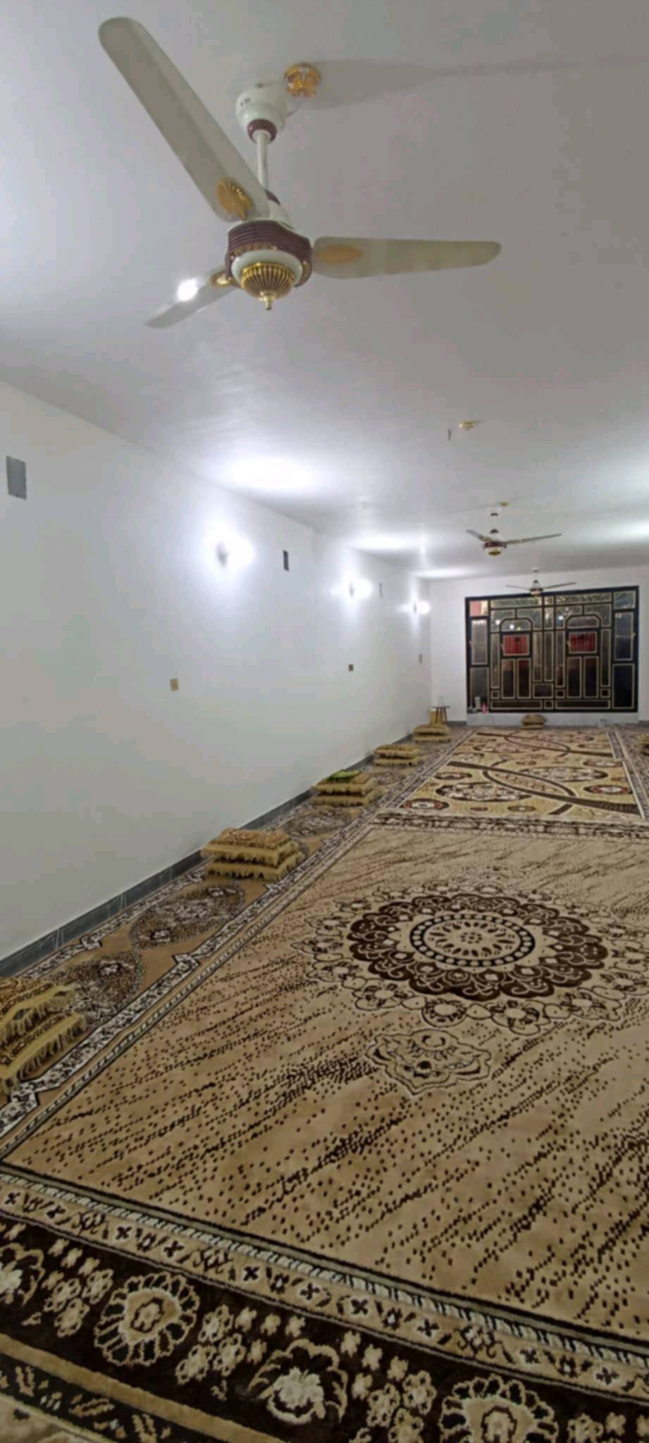 السلام عليكم 🟢 بيت للبيع في الفلوجه نهر فليح مساحة 410 طابو صرف سند على شارع 12 يتكون من 
3 غرف وصاله ومطابخ 2 وصحيات داخليه و خارجيه وديوان طول 15*5
بي طابق ثاني هيكل