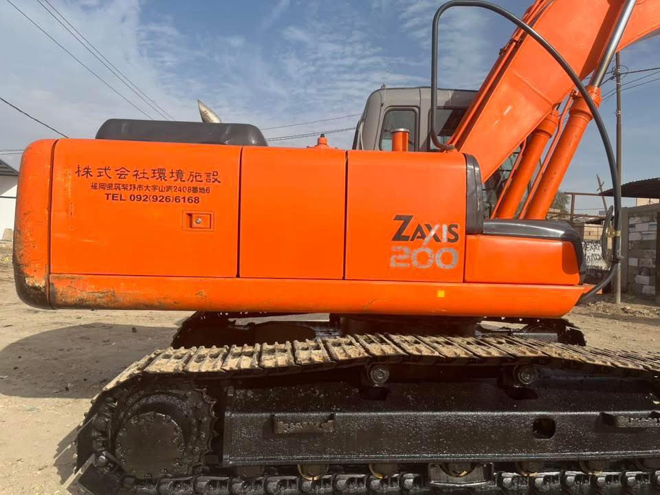 السلام عليكم البيع حفاره زت مديل 2005 رقم الماني تبريد بلادي حفاره جديدها مشتغله 13الف حفاره مكفوله وبلاديه مامفتوحه بيه برغي كله عل بلاد وضع شركه حفاره جاهزه من حداديه زناجيل ورولات وصينيه بلاديات مالات شركه ونضافه 100من 100 كهربائيات بلاديه  حفاره جاهزه الشغل مابيه أي نقص الاستفسار والاتصال عل رقم ***********
