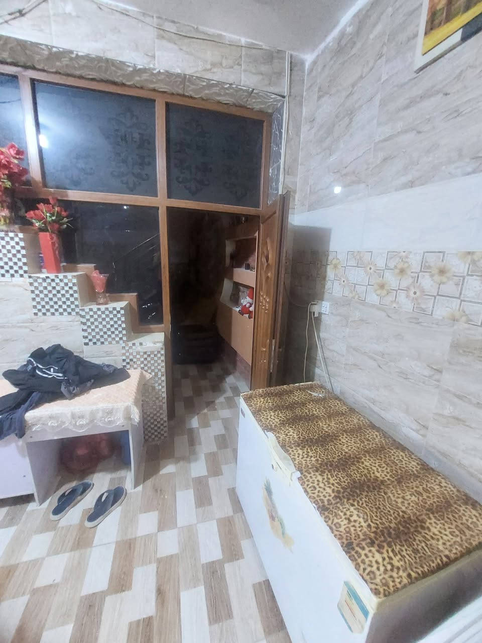 بيت للبيع ١٠٠ متر الواقع في حي صحه خلف مدينه العاب المدهش يتكون من ثلاث طوابق بيت جديد بناءه زراعي وسند بي رسمي يتكون من استقبال خطار جوة وصحيات وطابق الثاني هول وغرفه وصحيات ومطبخ وطابق الثالث غرفتين مع صحيات للاتصال ***********
