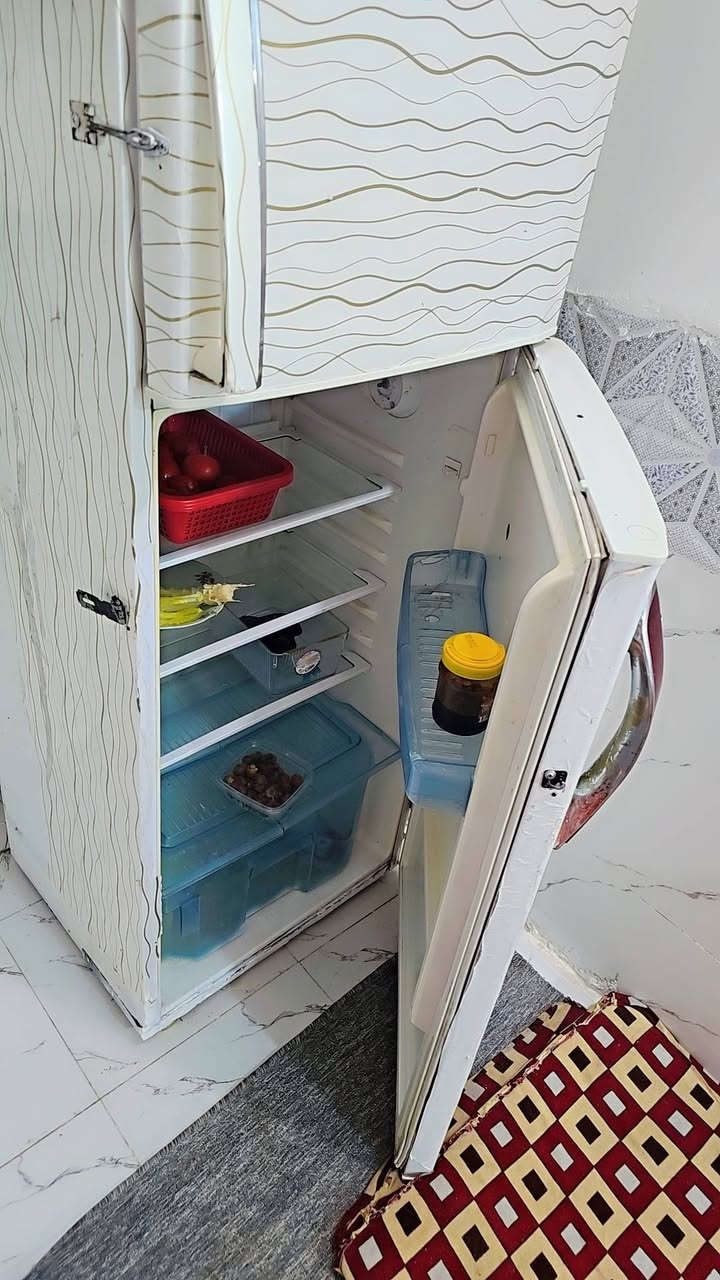 ثلاجه فورسي حجم وسط تشتغل ونضيفه ومامصلحه ابد للإستفسار الاتصال سعره ١٠٠
***********

