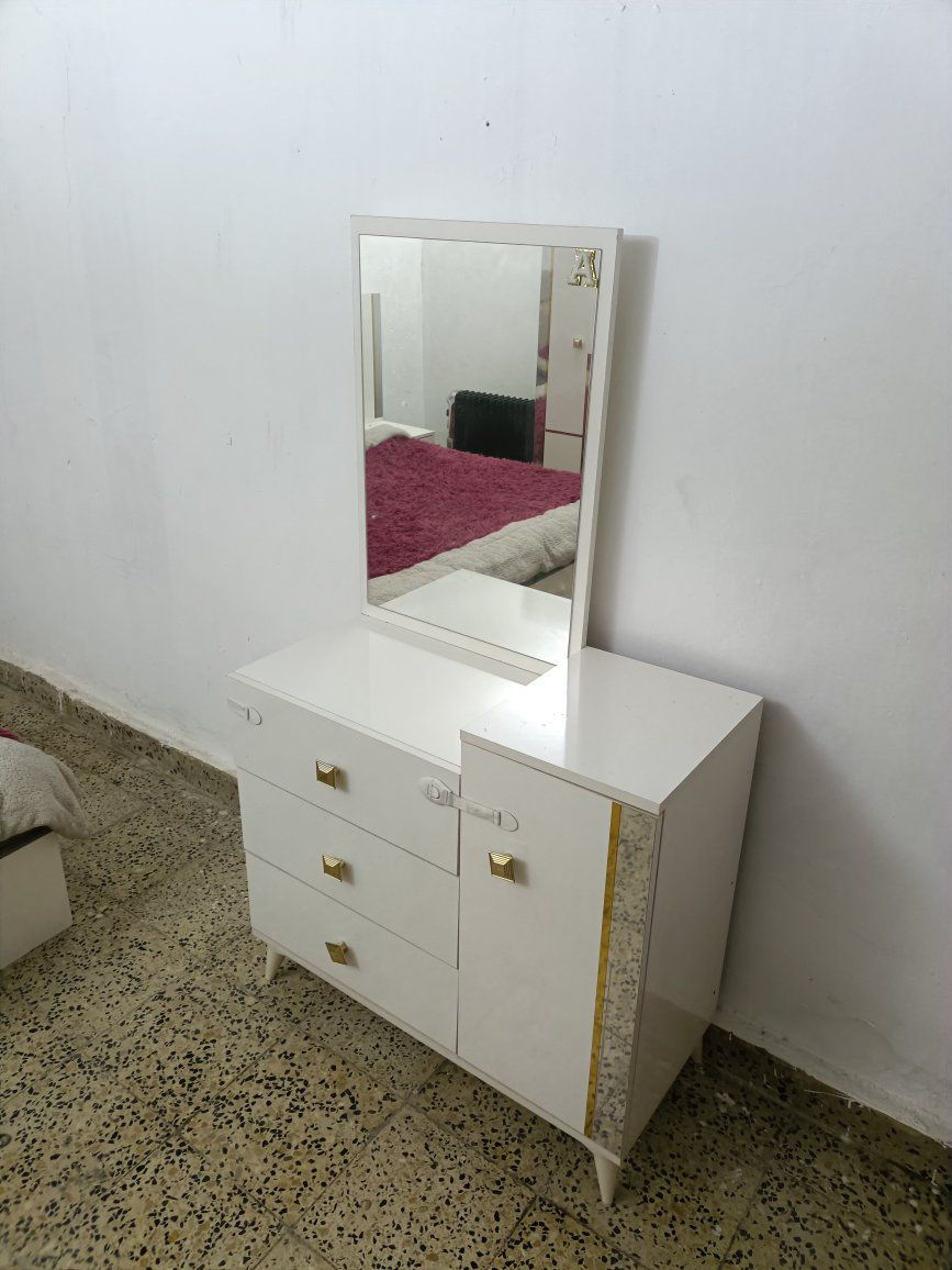 غرفة نوم 5 قطع نضيفة كلش مامستخدمة هواي مع دوشك طبي عالي ب500 الف وبيهة مجال 
*********** اتصل رقم او واتساب مكاني بغداد دورة
