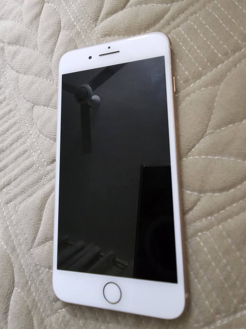 السلام عليكم
ايفون ٨بلاس كفاله مامفتوح ع الفحص 
ذاكره ٦٤
فطر خفيف بالضهر وكلشي بي شغال 
بطاريه ٧٥ صرف كلش حلو 
سعره ١٧٠وبي مجال 
مكاني بغداد حي العامل 
رقمي ***********
