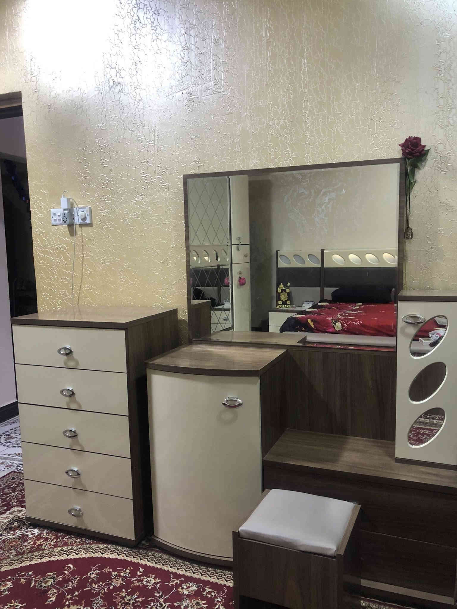 غرفة نوم ماليزية مكونة من خمس قطع 
نظيفة جداً، استعمال بسيط، بدون أي تلف أو كسر.
السعر  ١,٣٠٠,٠٠٠ دينار  للجادين فقط التواصل عبر الخاص 
الموقع: البصرة / إبي الخصيب/ مهيجران
