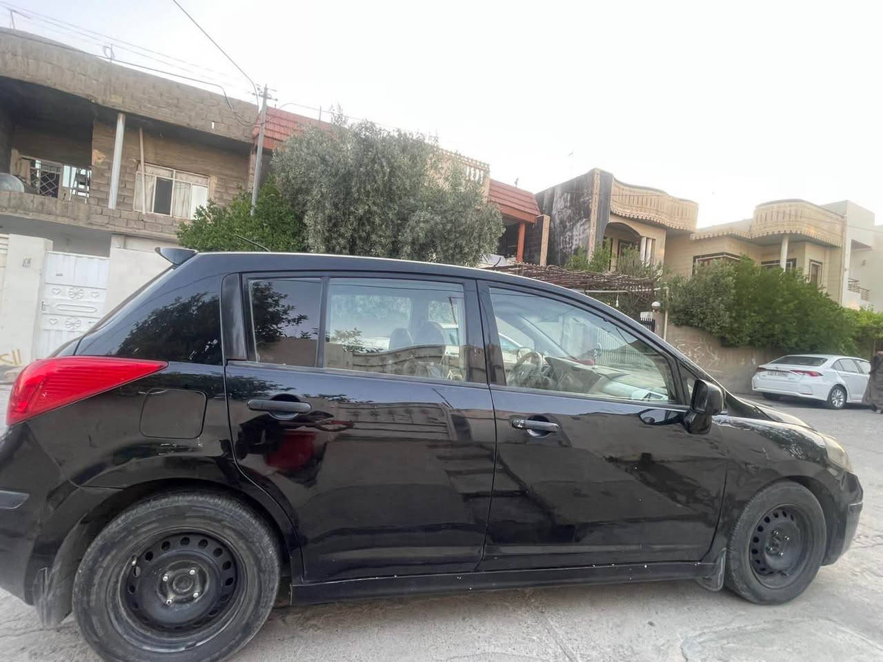 نیسان ڤیرسا ٢٠٠٩ ناو زەردە ٣ پارجەی پیشەی هەیە  شانسی گرتوە  گیر و مەکینە بە شەرتە مەکینە گەورەیە  گەر موشتەریت تەلفون بکە *********** أربيل, العراق
