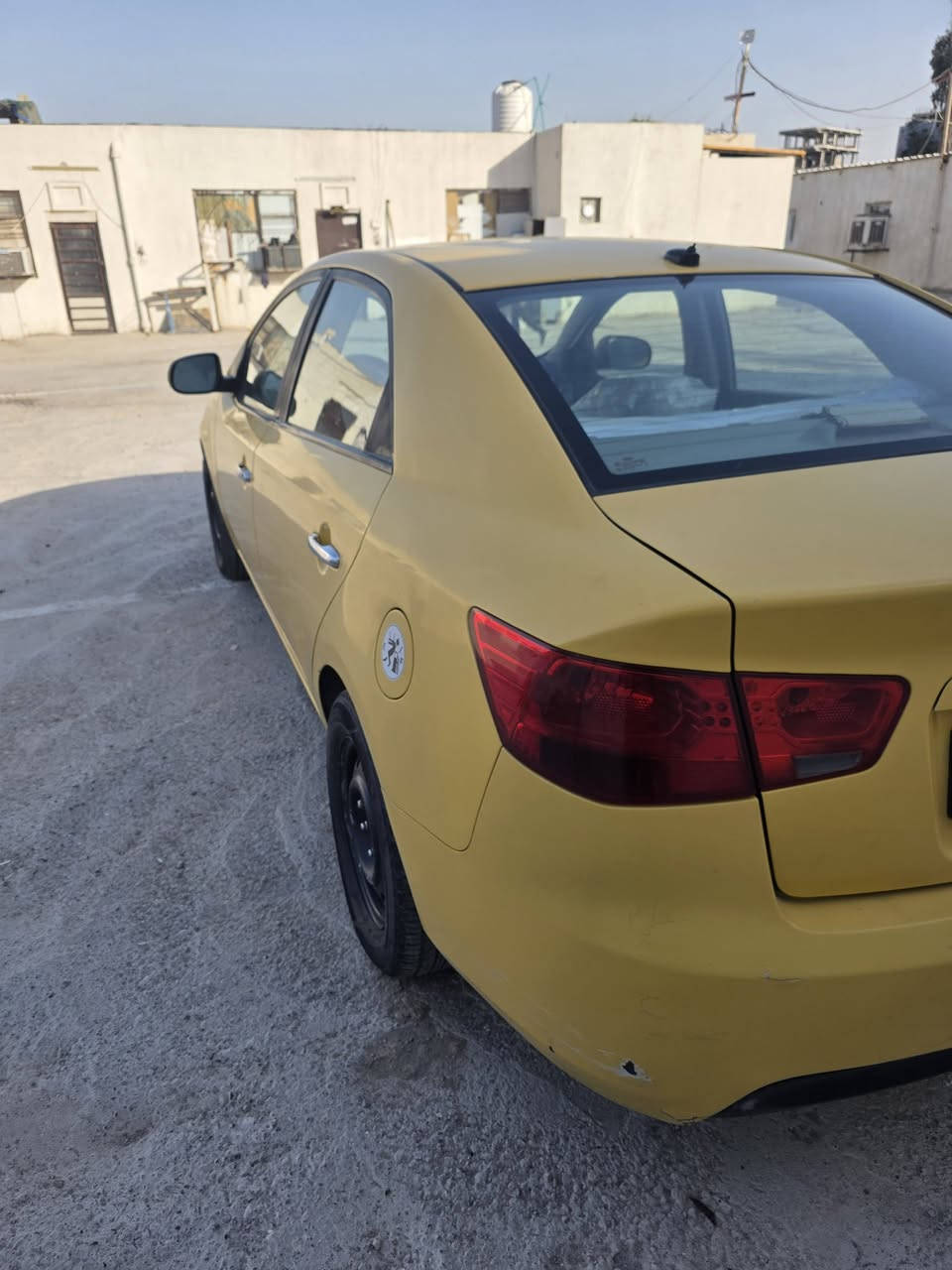 السلام عليكم  كيه فورتي أمريكي موديل 13 حادثه بابتين واحد مصلح واحد مبدل محرك 2000 صدر جديد مري شفط رقم بغداد الدولي مصفره هيه وغرامات السياره خير من الله السعر85  بيه مجال قليل *********** اخوان ماعندي بيه سونار
