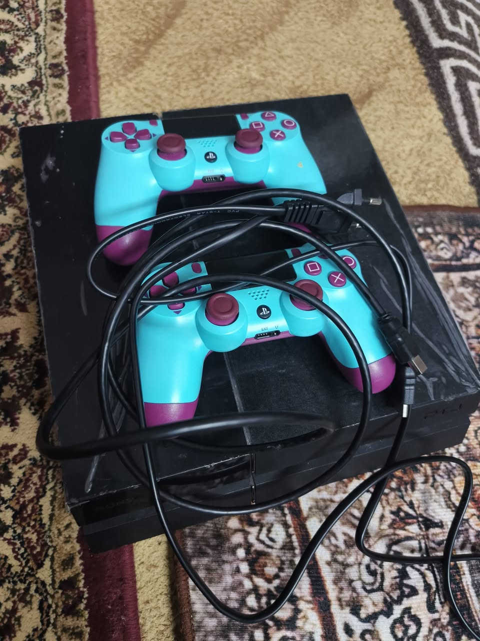 السلام عليكم بلاي 4 فات للبيع نظام 11 كفاله عامه ملحقاته كامله سعرها 200 ***********
