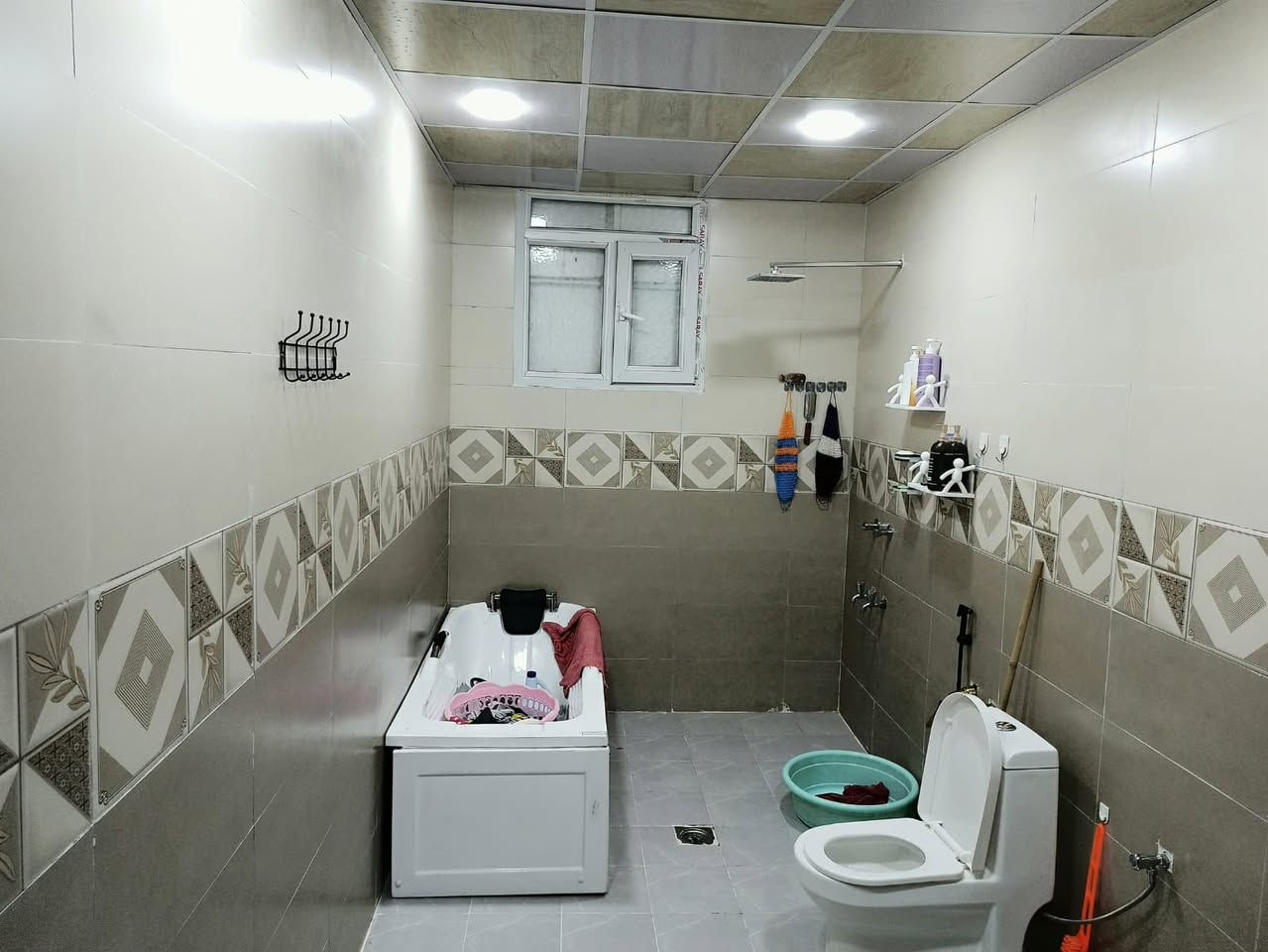 للبيع بيت مساحه 300م طابو زراعي سند 25 اربع غرف نوم حديقه وكراج يسع لأربع سيارات سطح شتايكر اناره مخفيه جبسن بورد محجر جام البيت مع الاثاث او بدونه مكانه بغداد الراشديه حي السلام قرب جامع الرقيب 
التواصل ***********
