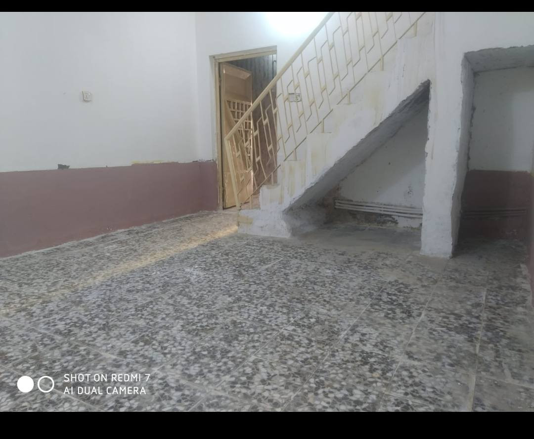 بيت للايجار  مساحة 100 متر متكون من غرفه 6×5 
 وصالة 5×4  ومطبخ 3×2 وحمام وتواليت بدون استقبال اقرأ المنشور زين .... الارضية كاشي بي خط مولدة شارع 
سعر الايجار 200 الف الشهر نريده مال شهرين شهرين مكانه شارع المطار مقابيل جوهرة العرب خلف محلات هاني الشبيلي بيت مرتب وحلو مال عائلة صغيرة للاستفسار الاتصال على الرقم *********** بي واتساب
