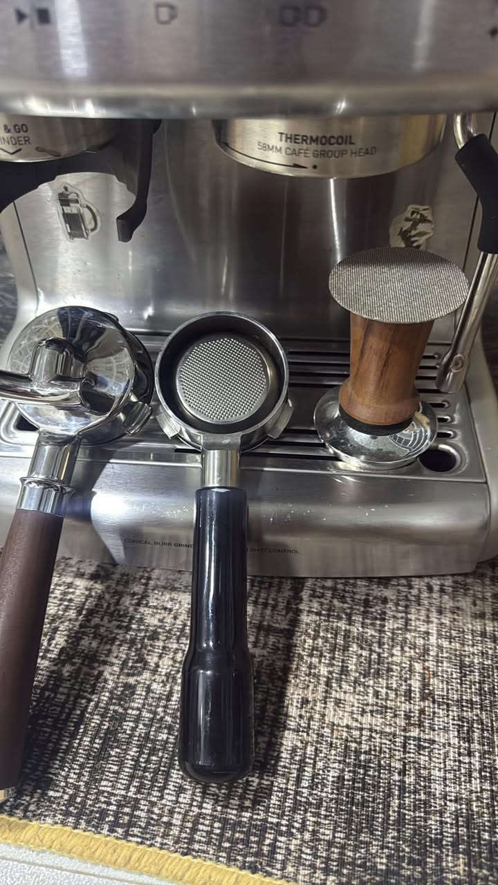 سلام عليكم 
Breville barista max
58mm
نظافة 90‎%‎ استخدام شخصي
ضررها فقط قاعدة الهبر مال المطحنه مكسور يحتاج تبديل

ملحقاتها :

بورتفلتر مكشوف 
بورتفلتر مصبين 
تامبر كبس نوع ثقيل 
باك سكرين


**إذا كنت صاحب هذا الإعلان وتريد حذفه لأي سبب، رجاءا أرسل رسالة إلى الدعم الفني**