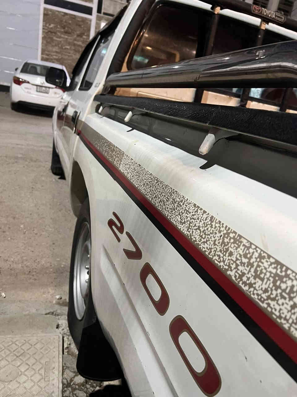 السلام عليكم بيكم تيوتا موديل 2001 سياره بلاديه بيها بس جوملغ ليسر مبدل ولبنيد مصبوغ بدون دواخل مكينه 2700 هزه جديده سياره اربيل بسمي سعر105بيها مجال بصيط حك لجيه مكان بغداد الدوره 
هـ/*********** 
واتساب/***********
