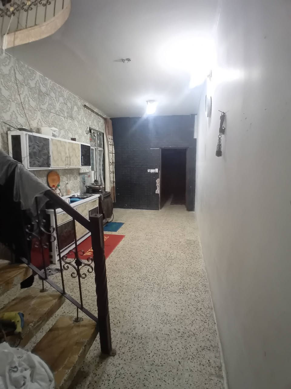 السلام عليكم بيت البيع ١٠٠ متر حي البساتين فرع اسواق ابو رسل ثالث تقاطع البيت كامل طابق ونص كاشي اشتايكر  السعر خاص رقم ***********
