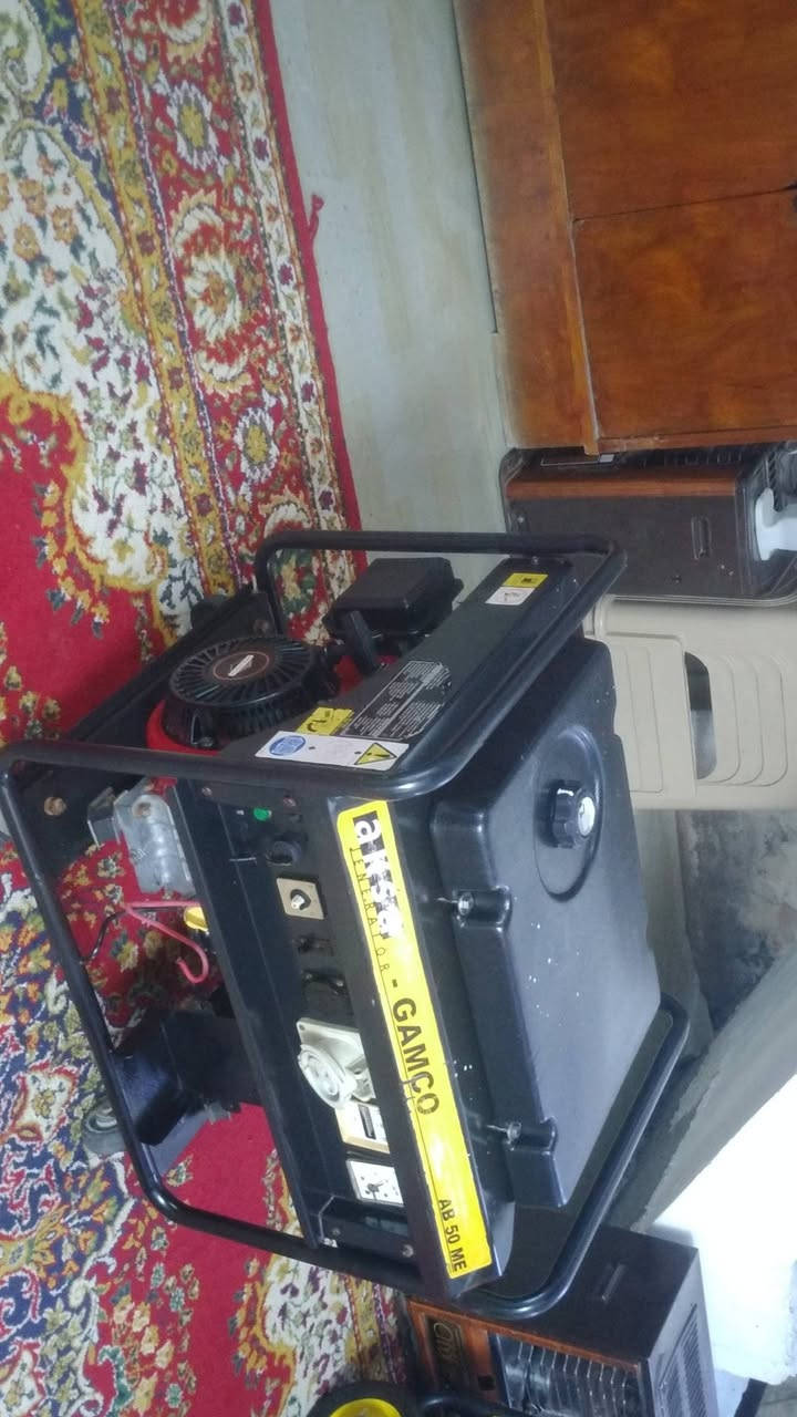 مولده اقصى ياباني . بانزين 5ونص كيفي 22 امبير الحجم الكبير . مولد كلش نضيفه نكره بتشغيل سلف وحبل باتري نقص / شغال السعر 400 مكاني بغداد التاجي توصيل موجود 
***********...... واتساب
