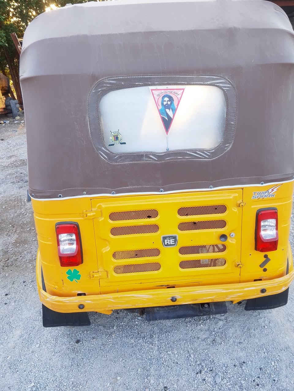 سلام عليكم تكتك للبيع موديل 20   رقم واسط كفاله عامه سعره 6500 وبيه مجال حك الجيه مكاني نعمانيه للاستفسار لاتصال ***********
