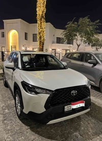 عندي سيارتين كورلا كروز  2025 ابيع وحده منهن فقط وحده ماشيه الف  وثاني...