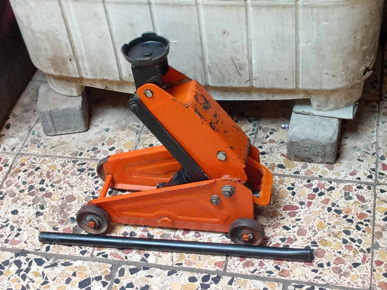 ⭕ يوجد توصيل لكافه المحافظات
اخوان لكثرة الطلبات على هذا النوع من الجك العربانه وفرته الكم اليوم نظيف ماتعبان شغال وعل الفحص اخو الجديد يتحمل 2 طن سعرة 35 الف مكاني بغداد
*********** 
تحياتي 🌺💖
