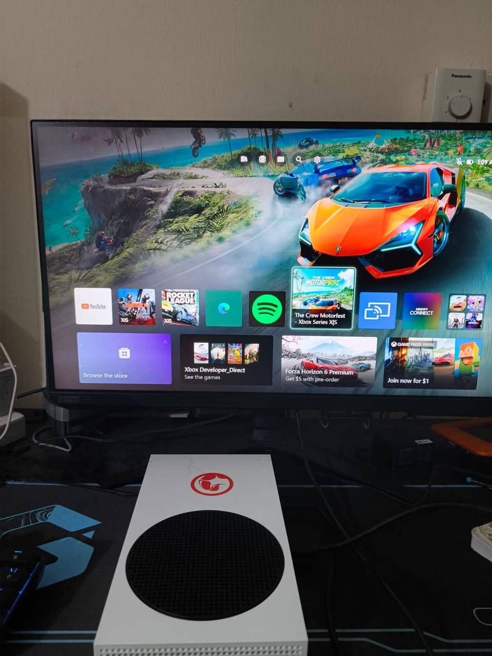 السلام عليكم جهاز  اكس بوكس سيريس اس للبيع الجهاز لوك ممفتوح اخو الجديد قطعة كلش نضيفة اريد ابيعة لان ممحتاجة لو اشغلة مرة بل شهر لو لا مكاني بغداد  السعر325 او بي مجال بسيط كل غراضة كاملة 
رقمي ***********موجود واتساب
