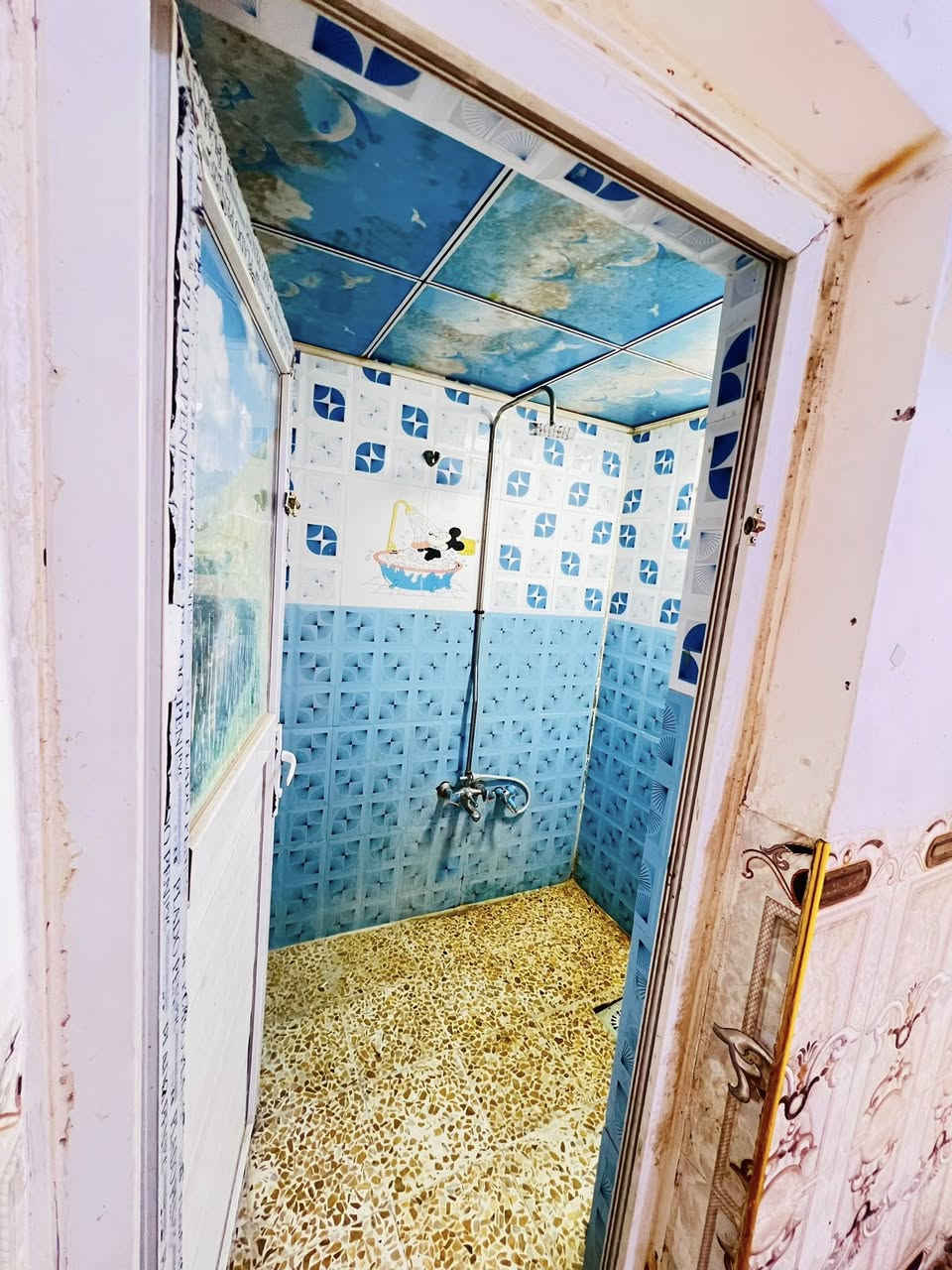 دار للإيجارفي حي ميسان قطاع 22 نضيف جدا جدا يم المجمعات والمدارس والخدمات  المساحه 100 متر يحتوي على غرفه وصاله ومطبخ واستقبال وصحيات داخليه وخارجيه شارع 12 يحتوي على سخان وخزان ماء وواير مولده جاهز البيت الايجار شهريا واصل ماء وكهرباء ب325 غير قابل للنقاش مطلوب عائله لديها موظف للاستفسار الاتصال على الرقم التالي الكوفي للوساطة العقاريه ***********
