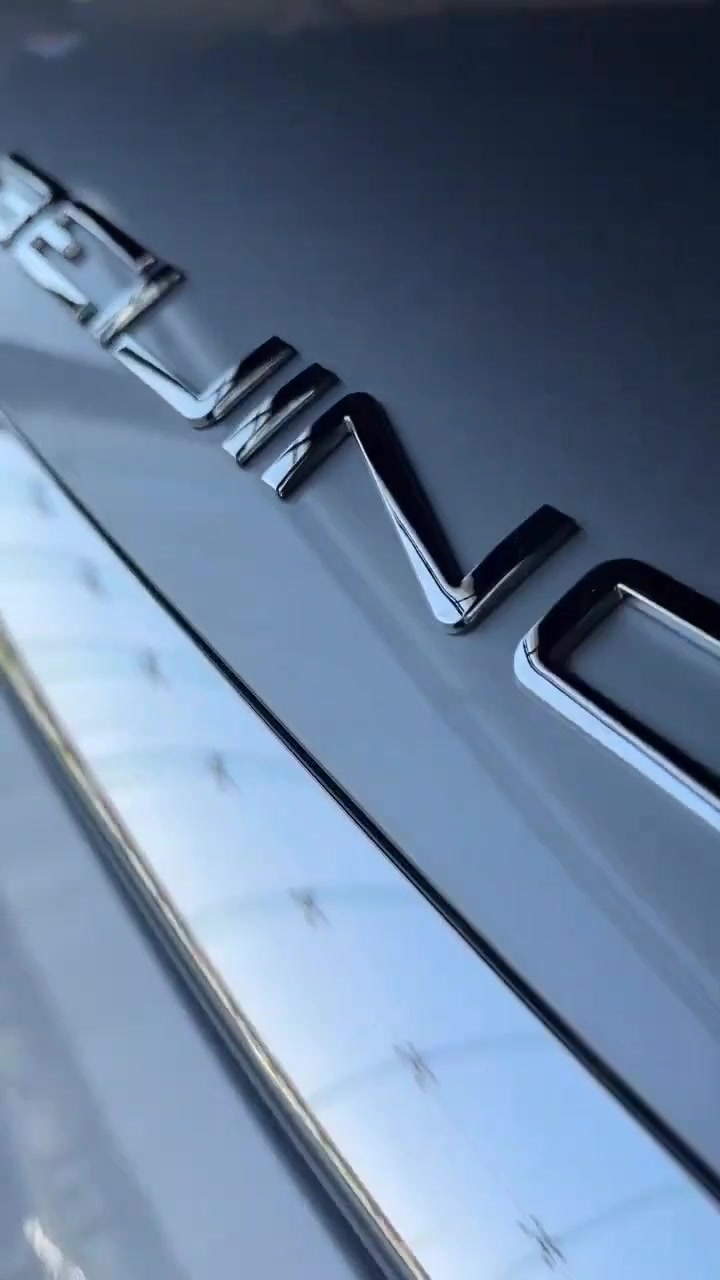 🔥 للبيع — BAIC X7 موديل 2025 اللون سلفر فل أوبشن — قمة الفخامة والتكنولوجيا 🔥 
🚨 أمتيازات مرسيدس بنز !!!
▪️بسعر (180) ورقه و بيها مجال بدون لوحات تاخذها و ترقمها وين متريد ! 🔥  
▪️عداد  الكيلو متر (188كم و قابل للزيادة)!
▪️استلام شركة جديد زيرو!!!
▪️ضمان سنتين تبديل دهن و فلاتر تبريد مجاناً ! 🔥
▪️ضمان 6 سنين محرك و گير ! 🔥 
إذا تدور على سيارة SUV حديثة تجمع بين الشكل الأوروبي، التكنولوجيا الذكية، الراحة العائلية، والمواصفات المستقبلية… فالـ BAIC X7 تعتبر من أقوى الخيارات الموجودة حالياً 😎

━━━━━━━━━━━━━━━

🚘 معلومات السيارة:
▪️ الشركة المصنعة: BAIC
▪️ الموديل: X7
▪️ سنة الصنع: 2025
▪️ اللون الخارجي: سلفر معدني فاخر ✨
▪️ اللون الداخلي: جلد Nappa من مرسيدس برتقالي فاخر مع تطعيمات حديثة
▪️ الفئة: فل كامل / أعلى تجهيز
▪️ عدد الركاب: 5 ركاب براحة ومساحات واسعة جداً
▪️ تصنيف السيارة: SUV عائلية رياضية فاخرة

━━━━━━━━━━━━━━━

⚙️ المحرك والأداء:
🔹 محرك 1.5 لتر Turbo GDI
🔹 4 سلندر تيربو اقتصادي وقوي
🔹 القوة: 185–188 حصان
🔹 العزم: 305 نيوتن متر
🔹 ناقل حركة 7 سرعات DCT مزدوج التعشيق
🔹 دفع أمامي FWD
🔹 استجابة ممتازة بالتسارع
🔹 ثبات عالي على السرعات
🔹 نظام قيادة Eco / Sport
🔹 عزل احترافي للهواء والأصوات
🔹 سرعة قصوى تقارب 240 كم/س
🔹 استهلاك وقود اقتصادي 19.3 كم لكل 1 كم
🔹 خزان وقود 60 لتر

━━━━━━━━━━━━━━━

🛞 نظام التعليق والثبات:
✔️ تعليق أمامي MacPherson مستقل
✔️ تعليق خلفي Multi-Link متعدد الوصلات
✔️ راحة عالية بالمطبات والشوارع العراقية
✔️ ثبات ممتاز بالمنعطفات والخطوط السريعة
✔️ نظام مانع الانزلاق TCS
✔️ نظام الثبات الإلكتروني ESP
✔️ فرامل ABS + EBD + EBA

━━━━━━━━━━━━━━━

📏 الأبعاد والمساحات:
▪️ الطول: 4745 ملم
▪️ العرض: 1892 ملم
▪️ الارتفاع: 1715 ملم
▪️ قاعدة عجلات: 2800 ملم
▪️ ارتفاع عن الأرض: 200 ملم
▪️ مساحة رجلين خلفية ضخمة
▪️ شنطة خلفية كبيرة مناسبة للسفر والعائلة
▪️ تصميم انسيابي بمعامل مقاومة هواء منخفض جداً

━━━━━━━━━━━━━━━

✨ التصميم الخارجي:
✔️ واجهة هجومية رياضية عصرية
✔️ شبك أمامي كرومي فاخر
✔️ إضاءة LED Matrix أمامية وخلفية
✔️ إضاءة نهارية DRL حديثة
✔️ خطوط ديناميكية فخمة
✔️ مقابض أبواب مخفية كهربائية Smart Handles
✔️ سقف بانوراما ضخم جداً بحجم يقارب 1320×850 ملم 🌌
✔️ جنوط رياضية قياس 20 إنج
✔️ مرايا كهربائية مع تدفئة وطي أوتوماتيك
✔️ جناح خلفي رياضي
✔️ باب خلفي كهربائي ذكي
✔️ حساسات أمامية وخلفية كاملة
✔️ كاميرات محيطية 360° ثلاثية الأبعاد HD

━━━━━━━━━━━━━━━

🛋️ الداخلية والفخامة:
✨ داخلية تعتبر من أفخم الداخليات ضمن فئتها السعرية

✔️ جلد Nappa فاخر
✔️ مقاعد كهربائية متعددة الوضعيات
✔️ تبريد + تدفئة  😮‍💨
✔️ ذاكرة حفظ لوضعية السائق
✔️ تحكم كهربائي كامل بالمقاعد
✔️ إضاءة داخلية Ambient Light بـ 64 لون 🌈
✔️ خامات Soft Touch فخمة جداً
✔️ ديكورات داخلية حديثة
✔️ فتحة سقف بانوراما ثنائية
✔️ مكيف أوتوماتيك ذكي ثنائي التحكم
✔️ فتحات تكييف خلفية
✔️ فلتر تنقية هواء للمقصورة
✔️ عزل حراري وصوتي ممتاز

━━━━━━━━━━━━━━━

📱 التكنولوجيا والشاشات:
🔥 من أكثر السيارات الصينية تطوراً بالتكنولوجيا

✔️ 3 شاشات LCD داخلية:
• شاشة عدادات رقمية 12.3 إنج
• شاشة وسطية ترفيهية 12.3 إنج
• شاشة مستقلة للتحكم بالمكيف 7 إنج

✔️ Apple CarPlay
✔️ Android Auto
✔️ بلوتوث + أوامر صوتية
✔️ مساعد صوتي ذكي بالذكاء الاصطناعي !
✔️ نظام التعرف على الوجه 😳
✔️ تشغيل بصمة Start/Stop
✔️ دخول ذكي بدون مفتاح
✔️ شاحن لاسلكي سريع
✔️ USB أمامي وخلفي
✔️ تحكم كامل من المقود
✔️ تحديثات ذكية للنظام

━━━━━━━━━━━━━━━

🅿️ أنظمة الركن والمساعدة:
✔️ كاميرا 360° HD
✔️ عرض ثلاثي الأبعاد للسيارة
✔️ خطوط ديناميكية أثناء الرجوع
✔️ نظام ركن ذاتي Auto Parking 🤖
✔️ مساعد نزول المرتفعات HDC
✔️ مساعد صعود المرتفعات HHC
✔️ Auto Hold
✔️ فرامل إلكترونية EPB

━━━━━━━━━━━━━━━

🛡️ أنظمة الأمان والذكاء:
✅ مثبت سرعة راداري ذكي IACC
✅ تحذير مغادرة المسار LDW
✅ المحافظة على المسار
✅ مراقبة النقطة العمياء BSD
✅ تحذير اصطدام أمامي FCW
✅ فرملة طوارئ أوتوماتيكية AEB
✅ التعرف على إشارات المرور TSR
✅ مراقبة تعب السائق
✅ High Beam Assist للإضاءة العالية الذكية
✅ 6 وسائد هوائية
✅ TPMS مراقبة ضغط الإطارات
✅ فتح الأبواب أوتوماتيكياً وقت الحوادث
✅ نظام مانع السرقة + Immobilizer

━━━━━━━━━━━━━━━

🌟 مميزات تخليها تنافس سيارات أغلى منها:
⭐ تصميم قريب للسيارات الأوروبية
⭐ فخامة داخلية أعلى من سعرها
⭐ تكنولوجيا متقدمة جداً
⭐ راحة ممتازة بالسفر والخط
⭐ مناسبة للعائلة والشباب
⭐ قيمة عالية