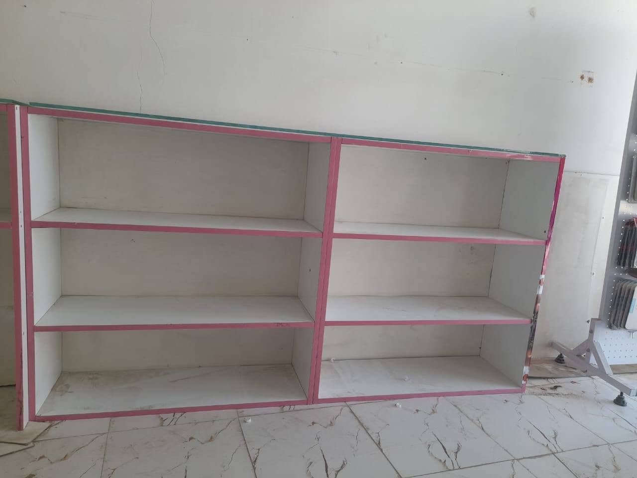 رفوف عدد ٤ للبيع ارتاع متر وعرض متر بغداد ***********
