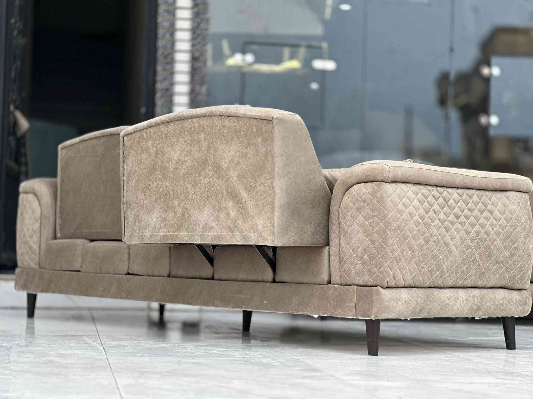 تخم تركي  (تكمه ) كلش نضيف    متكون من 10مقاعد 3+3+2+1+1 نضام السرير  سلايت   
  مقعد طبيّ سوفت امريكي بوليستر هيكل  بل كامل خشب زان   قماش شامواه وتر بروف  عنوانه اربيل زانكو99 قرب مطعم كص سنگر يوجد توصيل ل بغداد ولباقي المحافظات   *********** واتساب فقط علي
