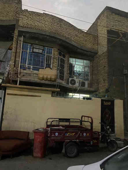 السلام عليكم بيت 50 متر للبيع طابو صرف مربعه واجهه ٦ وربع شارع عرض 10 بصف الركن يحتوي على طرمه جبيرة و استقبال و مطبخ و خدمات خارج و داخل طابق لثاني غرفتين نوم ومخزن و بيتونه  وسطح الشعب حي الجزائر قرب اعداديه الشعب سعره ٩٨ بي مجال بسيط لاستفسار ***********
