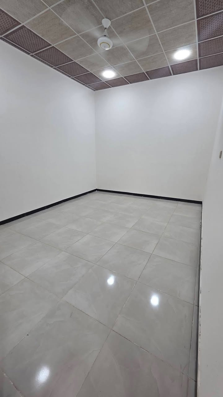 ☎️ *********** ☎️
السلام عليكم واسعد الله اوقاتكم

يتوفر بيت للبيع  
#طابو ملك صرف زراعي عراقي وكاله ونسخه من الطابو  ولملاك موجود حي يرزق

مساحة البناء 160 م
 
 بيت الركن 
يحتوي البيت على 
غرف نوم عدد 2
ديوان 
مطبخ 
صاله 
صحيات داخلي وخارجي
كراج سياره
وحديقه مرتبه 
#البناءجديد 2026 درجه اولى وجاهز من كلشي  منطقه هدوئ ومتوفر بيها جميع  
 الخدمات ماء كهرباء مدارس قريبه 
البيت فارق وجاهز للسكن 
البيت يقع على شارع 10م  اناره الشارع كله

#العنوان : بصره ام النعاج 
مقابيل حي بغداد 
( السعر 90 وبي مجال )

هاتف ☎️ *********** ☎️
