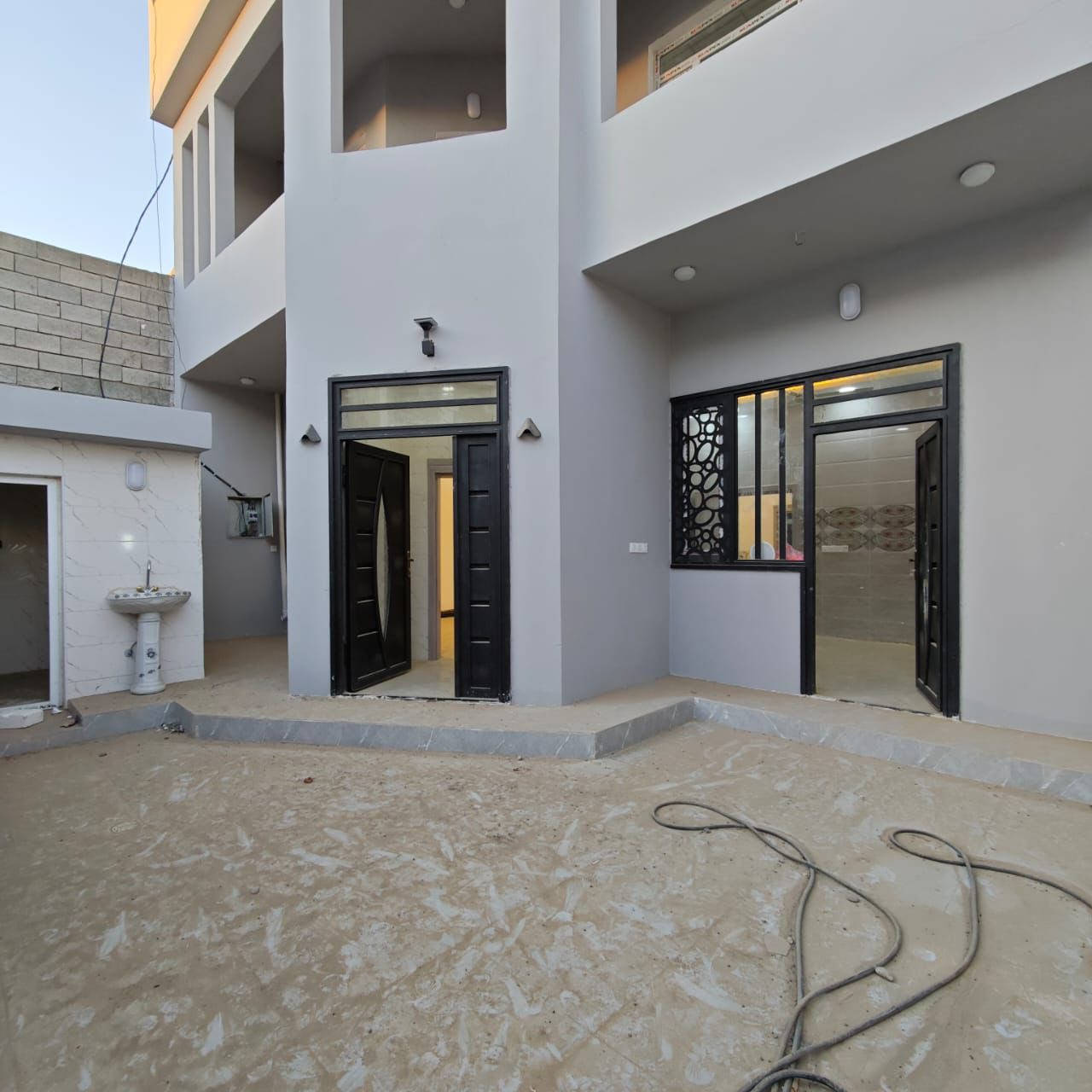 دار للبيع 200م وجه 10م ونزال 20م ديوم حي التوحيد
طابقين اربع غرف نوم واستقبال معزوله وصاله ومطبخ
حمامات داخليه وخارجيه 
السعر 145 مليون وبي مجال 
للاستفسار *********** و *********** 
يرهم مراوس ب تونات 100م
