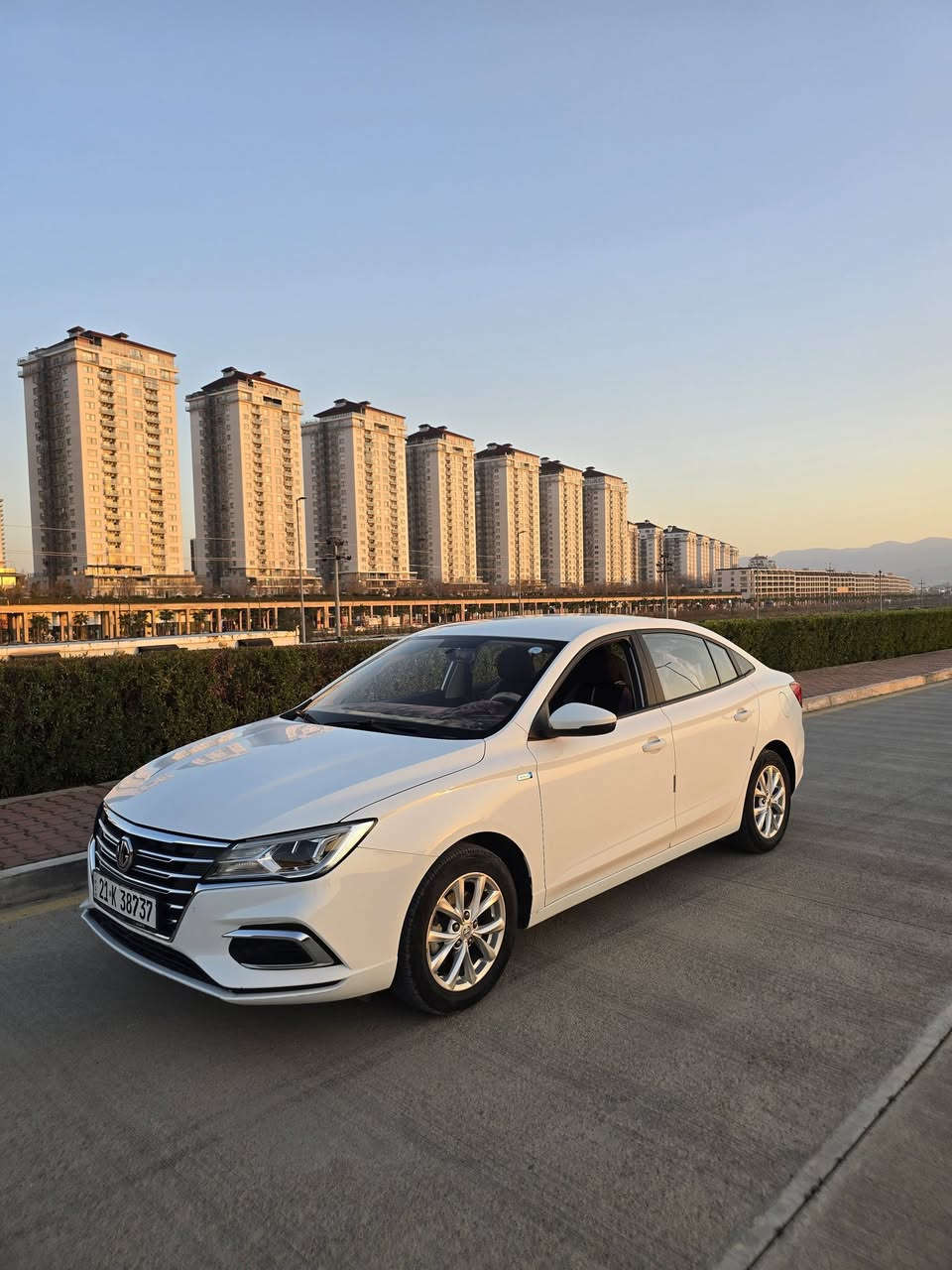 MG 5 standard plus 2024
سفری شەریکە بەڵام لەسەر زەمان لادراوە شاشەی شەریکەی لەسەرە ڕەنگی سپی ناو زەیتونی 
33 هەزار ڕۆشتووە گێر و مەکینە بە شەرت 
پێنج قوپاوی بچوکی هەیە لای دوو دەرگای  سەکن و تەنیشت دەرگای دواوە و سنوقەکەی بێئەوەی بۆیاخی ڕۆشتبێت بە PDR چاک دەرێتەوە لەوێنەکاندا دیارە
نرخی (97) گەڵا  
ژمارەی مۆبایل (***********)
