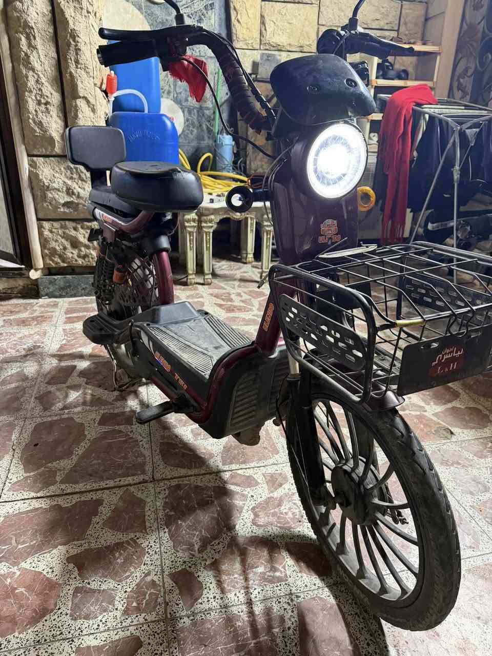 السلام علبكم. دراجه شحن اربع بطاريات جديده نسبه النضافه95بل ميه الدراجه نضيف كلش استعمال قليل نقصهه بس  ويرادله برغي حتى تثبت الشاشه. لان مكسوره قاعده ابرغي تثبت والاشارات كما موضح بل صوره وشاحنتهه الاصليه وياهه   اسويج وبصمه  وبيهه قفل بل ويل وبطاريته جديده. ما متعوبه استعمال. شهر وكم يوم  مابيهه اي نقص الدراجه. السعر350الف  وبيهه مجال حك جيتك  الاستفسار بغداد الشعب.   الرقم*********** متواجد على مدار24 ساعه
