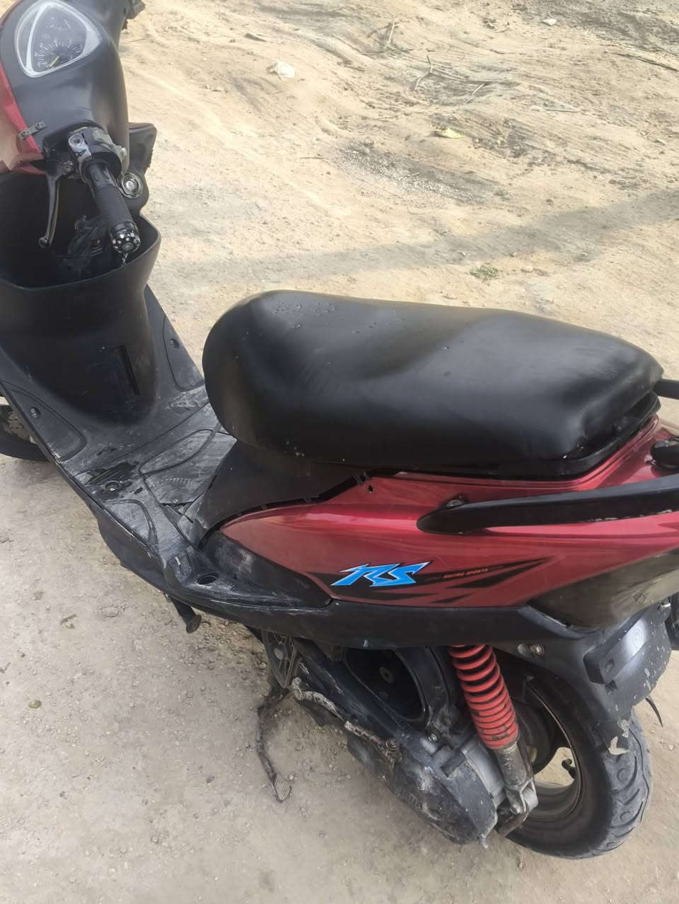 السلام عليكم دراجه ماكس للبيع
دراجه مامفتوحه سلف هندر  
بيها كفرين هاذه الحمر وبيها كفر اسود
صالنصه رياضي ب 400 وبيها مجال
***********
