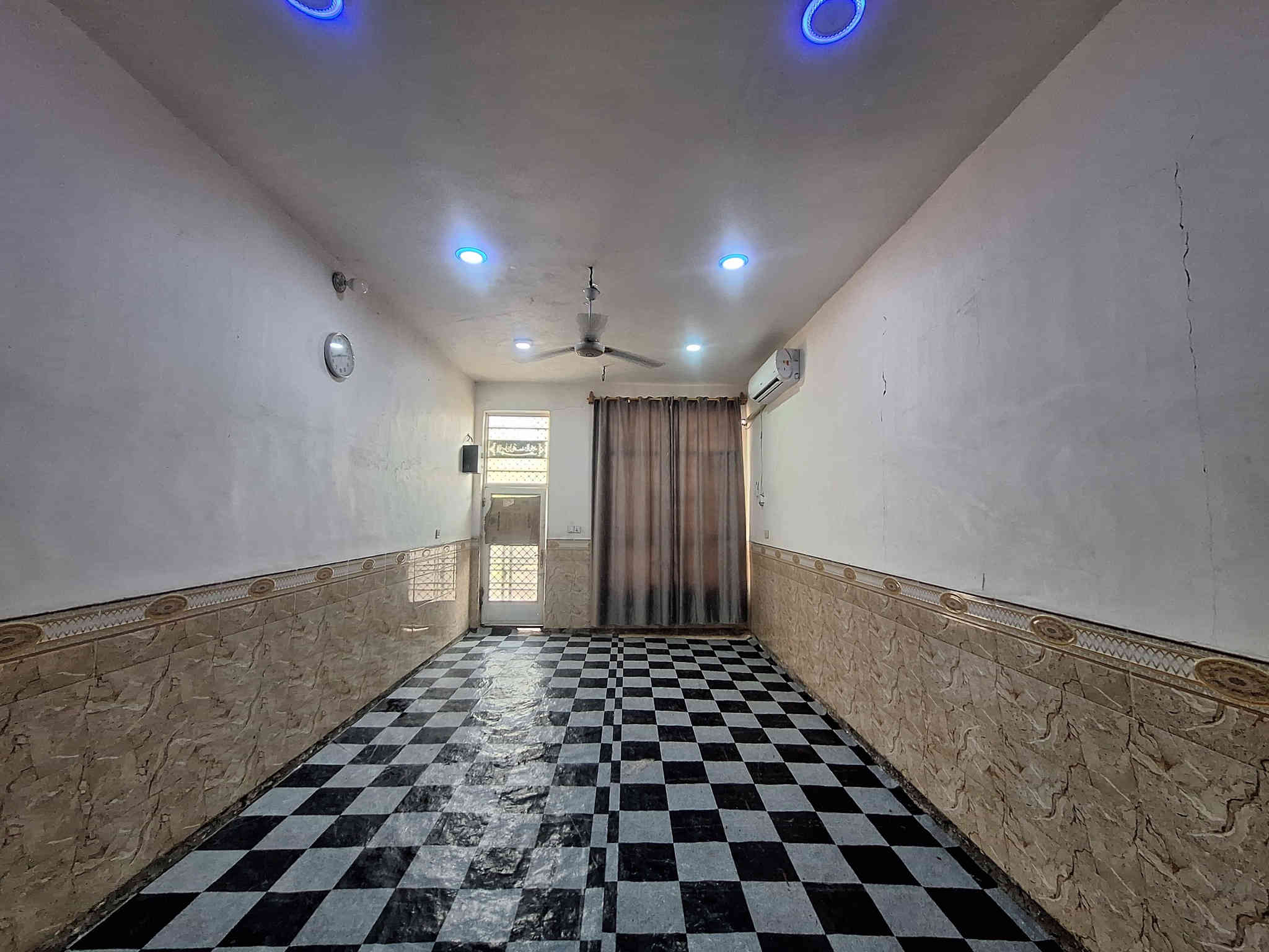 اسعد الله اوقاتكم بكل خير أحبتي
يتوفر دار سكن للبيع 

المساحه لكليه "200 متر 

سند ٢٥ 

استقبال 
غرفه
صاله
مطبخ 
 صحيات 

البيت نقص ارضيه والبخ وبيتونه

بناء  2023

العنوان بابل ابي غرق مقابيل الطاقه الكهربائيه بشارع الوسفيه 
السعر  57 مليون بي مجال شراي 

للاستفسار لاتصال على ***********
جميع الخدمات ماي كهرباء
