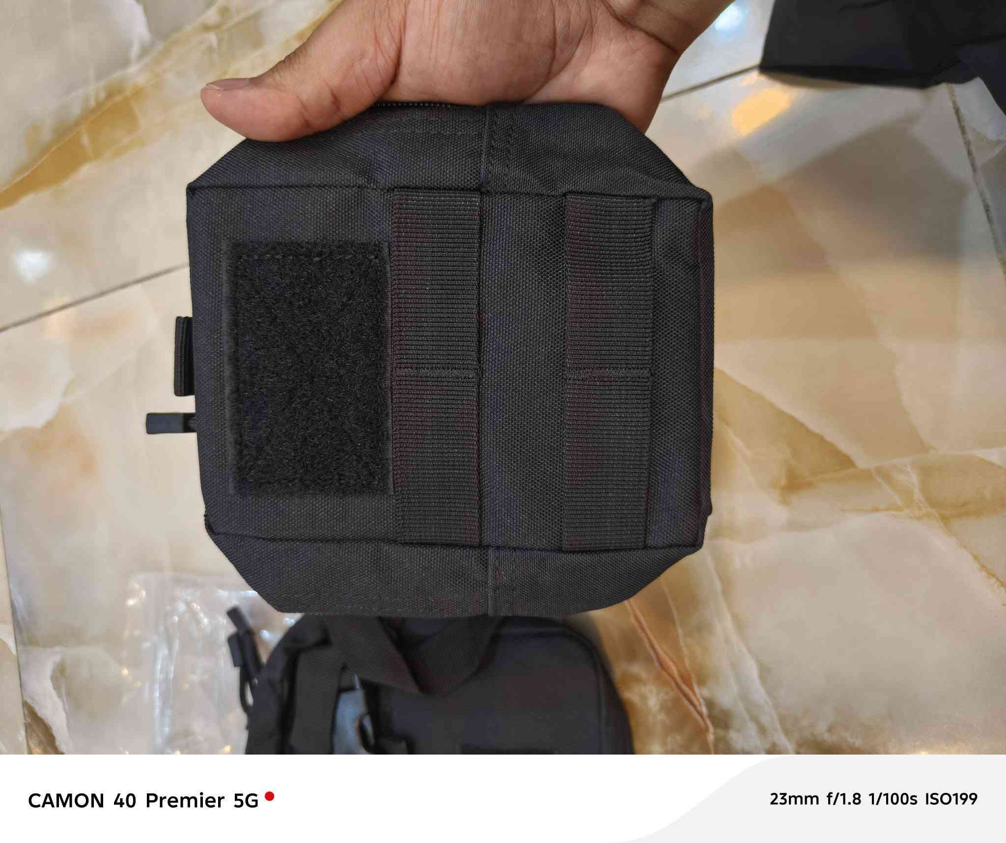 السلام عليكم 

للبيع 📦 

قطعتين من الحقائب التكتيكية 

الاولى : الحقيبة الطبية التكتيكية مصممة للاستجابة للطوارئ وحالات البقاء على قيد الحياة.تتميز الحقيبة بلون أسود وتصميم مضغوط يتضمن رقعة إسعافات أولية حمراء في المقدمة.مصنوعة من مواد متينة ومقاومة للماء مثل قماش أكسفورد أو النايلون 600D لضمان حماية المستلزمات الطبية.تحتوي على أشرطة تثبيت متوافقة مع نظام مولي (MOLLE)، مما يسمح بربطها بسهولة بالأحزمة، السترات، أو حقائب الظهر الأخرى

الثانية : الحقيبة التكتيكية هي حقيبة إسعافات أولية فارغة بتصميم مولي (Molle)، مناسبة للاستخدام في الهواء الطلق.تتميز الحقيبة بتصميم لوحة خلفية سريعة الفك تسمح بفصلها بسرعة عند الحاجة.مصنوعة من مادة نايلون متينة ومقاومة للماء ومناسبة للأنشطة القتالية والصيد.


**إذا كنت صاحب هذا الإعلان وتريد حذفه لأي سبب، رجاءا أرسل رسالة إلى الدعم الفني**