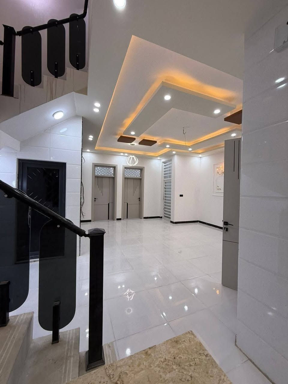 المساحه 150 متر بلاش 🍃 

على شارع 10متر 

بي غرف2/ وصاله/ ومطبخ /وحمات داخل وخارج و #حديقه 

بناء طابوق وساس وصقف صب مسلح 

#السعر 55وبي مجال 

العنوان النجف الاشرف مقابل  قريت الغدير للستفسار 

‏‪***********‬‏

#مكتب_اليرموك_للعقار 

‏‪***********‬‏واتساب واتصال
