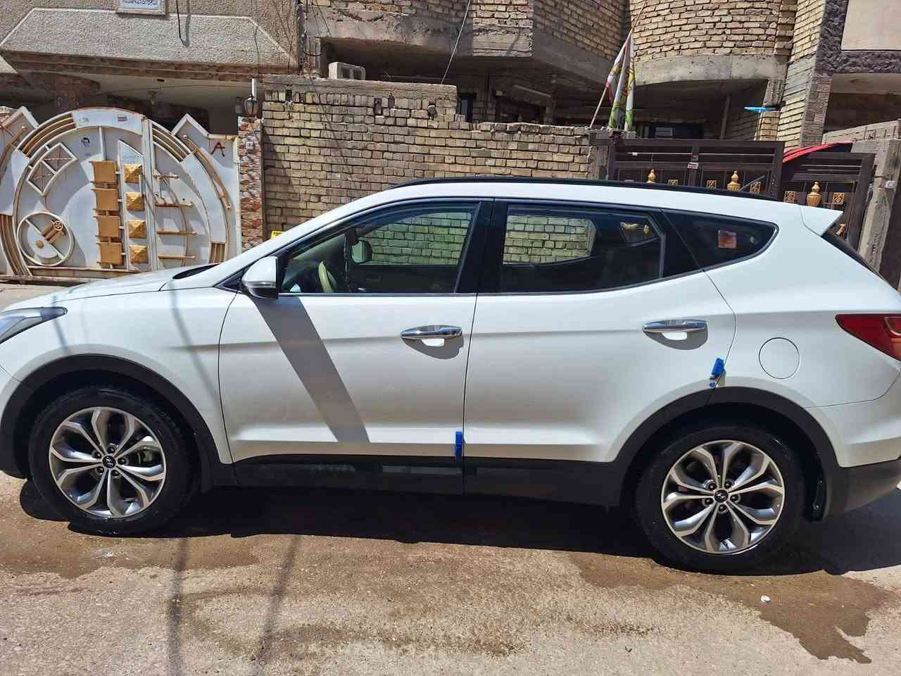 سنتافي خليجي 2015
بصمه 7 راكب 
6 سلندر
بيها بارد بالجاملغ الخلفي شبر
السياره نضيف فول واحد ع واحد بنوراما فتحه
سنويا 2027 هزه جديده
مكان السياره بغداد
السعر170 بيها مجال 
***********
