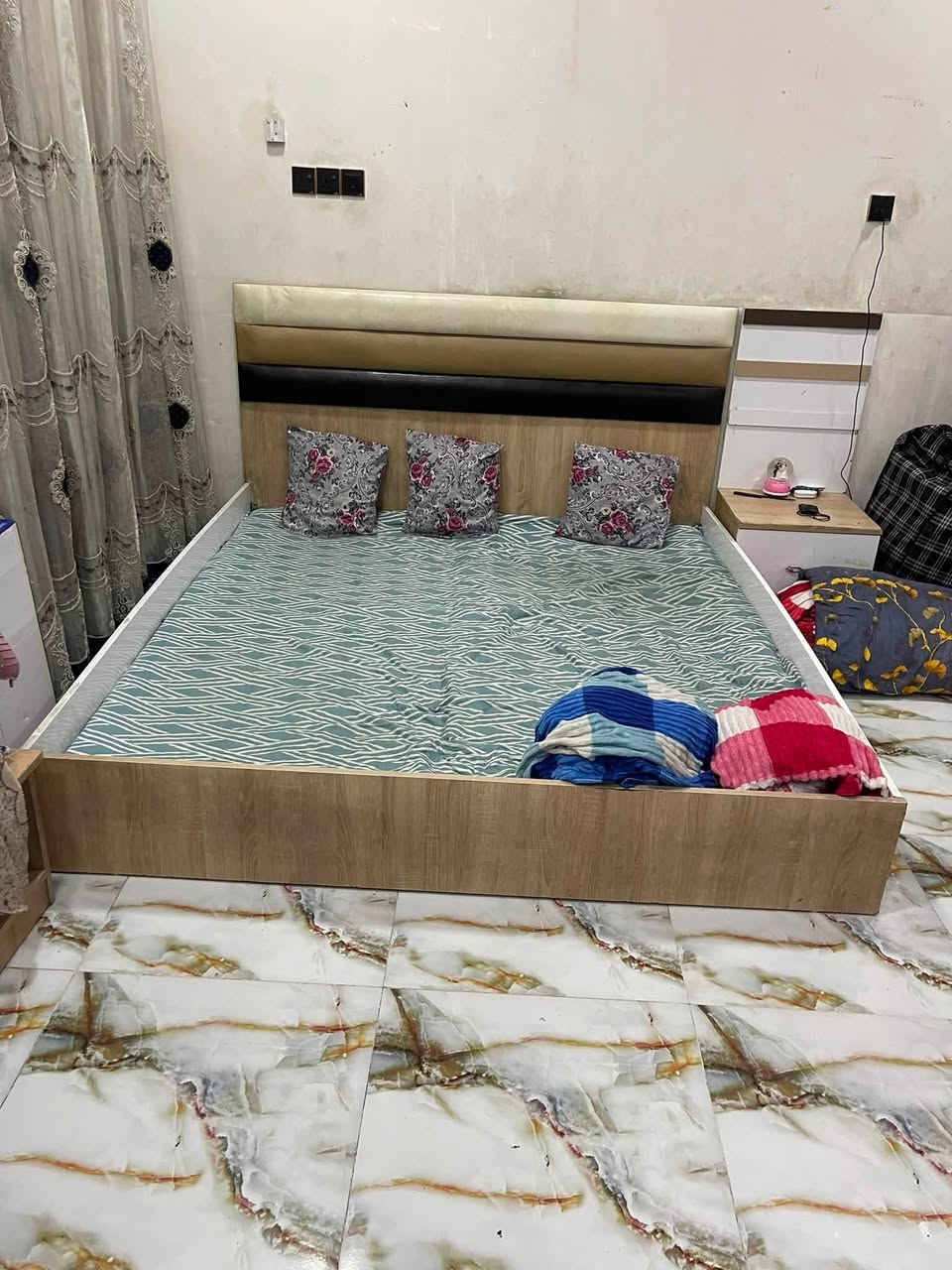 سلام عليكم  غرفه نوم جبيره وغرفه نوم مال اطفال وكنتور عراقي  وبوفيه قيم وخذ ***********
