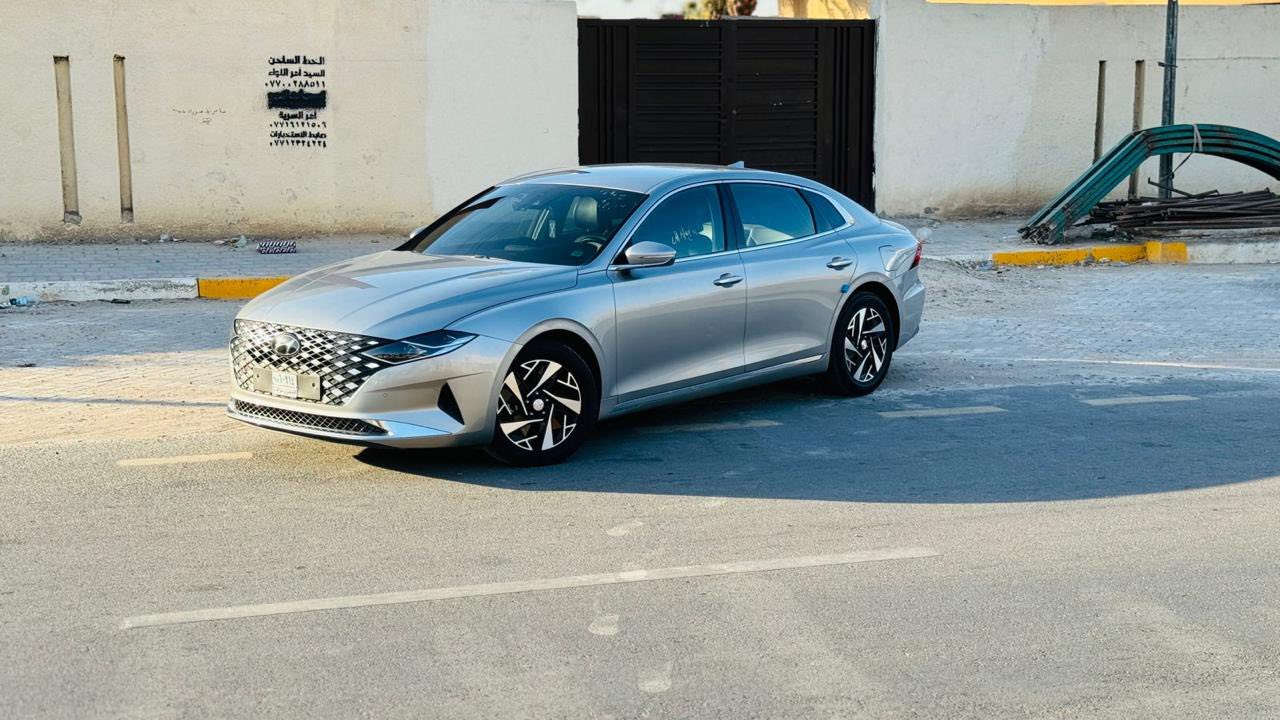 السلام عليكم هونداي ازيرا هايبرد كراند وارد كوردي رقم بغداد بأسمي مواصفات الكراند المعروفة - تحكم ستيرن كامل - شاشة كبيرة كار بلي - كامرة دوارة - تحديد مسار وسياقة ذاتية -كشنات  جلد تدفئة - محرك 2400 هايبرد - كير بيانو 6 نمر - ماشية 47.000 الف - وباقي المواصفات - عليها تخم تاير جديد - حدادية نضيفة - مكينة وكير مكفول قطعتين فقط 1- كلير بنيد 2- الصندوق وموضح بل صور مكان السيارة البصرة  للتواصل *********** والسعر 20.500
