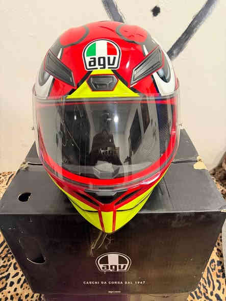 خوذه ماركة 1k agv إيطالي اصليه 100٪ ونضافه 100٪ قياس XL
***********
