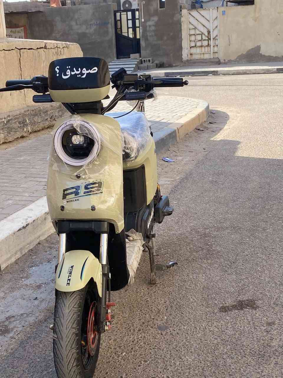 للبيع دراجة شحن لون صحراوي 5 بطاريات حجم 32 نظيفة سعر 400 مكاني بصرة معقل رقمي ***********
