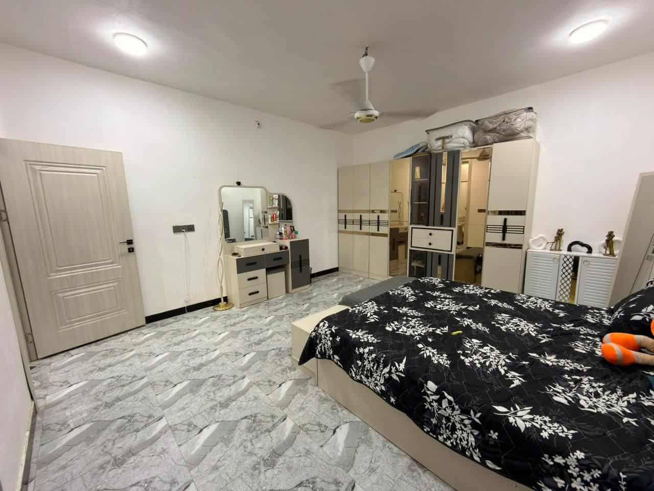 الدار للبيع 
زراعي سند ٢٥ مشمول بالتطويب 
يقع التقية الثالثة قرب مجمع الروان. يبعد عن التبليط. حوالي 40متر خدمات كاملة 
بناء حديث درجة اولى كونكرييت مسلح يباع مع الاثاث ويرهم بدون اثاث 
المساحة 100متر 5×20
طابق واحد غرفه وصالة ومطبخ  وحمام داخلي  وطارمه للاستفسار الاتصال

*********** يوجد واتساب
