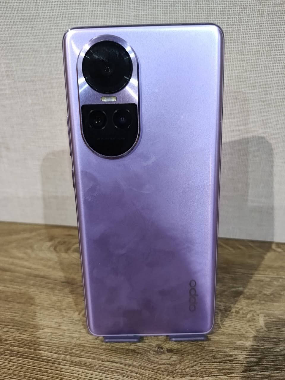​✨ للبيع: OPPO Reno10 Pro 5G (اللون البنفسجي الملكي المميز) ✨
جهاز أنيق جداً وبحالة مميزة، يجمع بين التصميم النحيف المنحني والأداء القوي، وخاصة لعشاق التصوير والبورتريه.

​💡 أهم مواصفات الجهاز:

​📱 الشاشة: شاشة منحنية ثلاثية الأبعاد (3D Curved) من نوع AMOLED بحجم 6.7 بوصة، تدعم 120Hz لسلاسة فائقة في الألعاب والتصفح 120 فريم ببجي 

​📸 الكاميرا الخلفية: ثلاثية احترافية: 

​عدسة أساسية بدقة 50 ميجابكسل مع مانع اهتزاز بصري (OIS) بمستشعر سوني القوي.

​عدسة بورتريه وتصوير قريباً بدقة 32 ميجابكسل (تضمن صور عزل واضحة جداً).

​عدسة واسعة بدقة 8 ميجابكسل.

​🤳 الكاميرا الأمامية (السيلفي): بدقة 32 ميجابكسل لصور سيلفي عالية الوضوح. 

​⚡ البطارية والشحن: بطارية تدعم الشحن السريع الخارق SUPERVOOC بقدرة 80 واط (يشحن نصف البطارية تقريباً في 10 دقائق فقط). 

​⚙️ المعالج والذاكرة: معالج Snapdragon 778G 5G قوي وسلس في الألعاب والمهام اليومية، مع ذاكرة رام 12 جيجابايت ومساحة تخزين 256 جيجابايت.
سعره 470 وبي مجال رقم *********** 
 تره الجديد مالته 725
