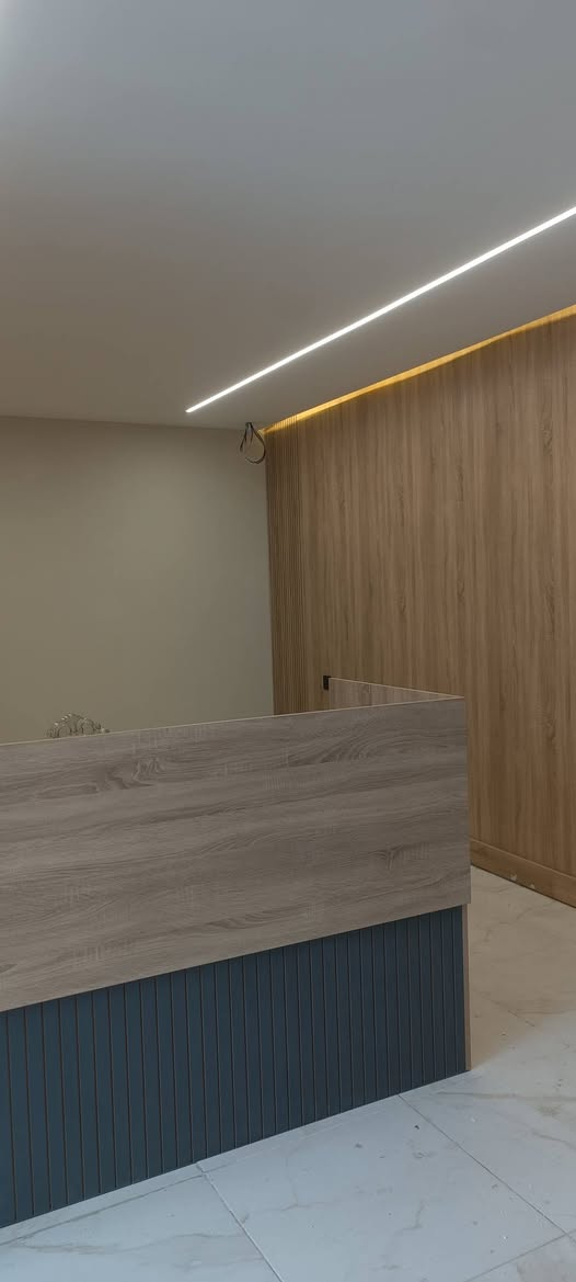 كادر هندسي متخصص لتنفيذ جميع  اعمال الديكور الداخلي والخارجي للمنازل ، المجمعات الطبيه ، الكافيهات ، المجمعات التجاريه ... 
جبسنبورد ( تركي كوناوف أو متحده ) 
حديد ثقيل 0.5 مقاوم للاحمال 
معاجين واصباغ من شركات رصينه ( جوتن ' بتك ' ديلوكس ، همبل، بلو الايطاليه ...وغيرها .
سحب بورك ' كورنيش ،للديكورات الملكيه والكلاسيك والنيو كلاسيك 
بوردكس للواجهات المنزليه والمطاعم والمحال التجاريه 
كافه اعمال الفوم التركي والكوبلنات 
جميع المواد المستخدمة خاضعه للفحص الهندسي .
اشراف هندسي على جميع الأعمال وضمان لمدة ١٠ سنوات 
التصميم + اعمال الكهرباء مجاناً للمساحات الكبيره 
موبايل او وتساب / ***********
