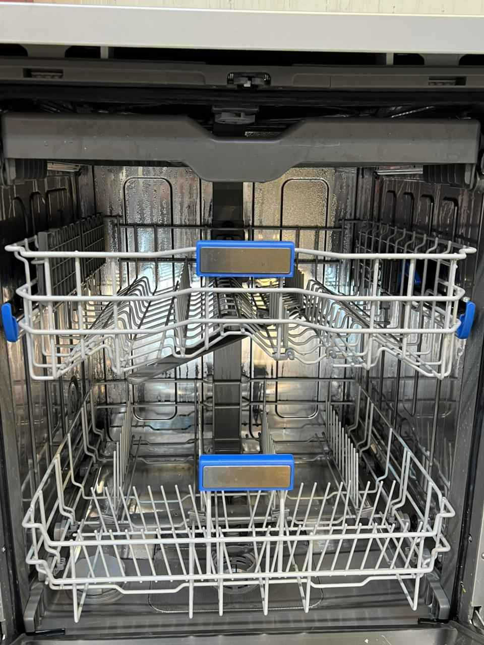 غير متواجده على فيس غساله صحون LG  احدث موديل
٣ مرشات
٣ سلات
٦ برامج
عربي و English مستخدم قليل جدا وضع شركة وبشرط وضمان بسعر ٢٨٨ الف جدا راقيه وسهل الاستخدام وتعمل بسلاسة عالية الجوده
💎معرض الجوهرة💎 
***********
*********** Singapore
