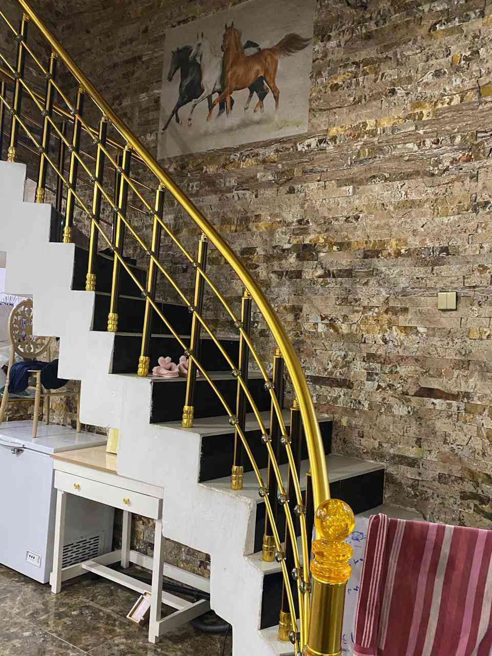 🏡 دار للبيع – فرصة ممتازة للسكن والاستثمار 🏡

📍 بعقوبة – حي المعلمين
خلف العدنانية مباشرة / القطاع الثاني
بظهر مدرسة العدنانية – ثالث بيت

📐 المساحة: 140 متر
📏 الواجهة: 7 متر
🛣️ عرض الشارع: 10 متر

🏠 الدار طابقين – بناء طابوق حديث سنة 2020

🔹 الطابق الأول كامل ويتكون من:
غرفة نوم + صالة + استقبال + مطبخ + صحيات

🔹 الطابق الثاني:
نفس التقسيم تماماً
✅ كامل ومقفل
⚠️ يحتاج فقط:
• تطبيك سيراميك الأرضية
• لبخ الجدران
• الصبغ

🎁 السيراميك موجود بالكامل بالكارتونات في الطابق الثاني

⚖️ طابو صرف جاهز
💰 مناسب جداً للاستثمار
📈 إيجار متوقع لا يقل عن 500 ألف شهرياً

📲 للاستفسار:
***********
حصراً اتصال أو مراسلة واتساب
