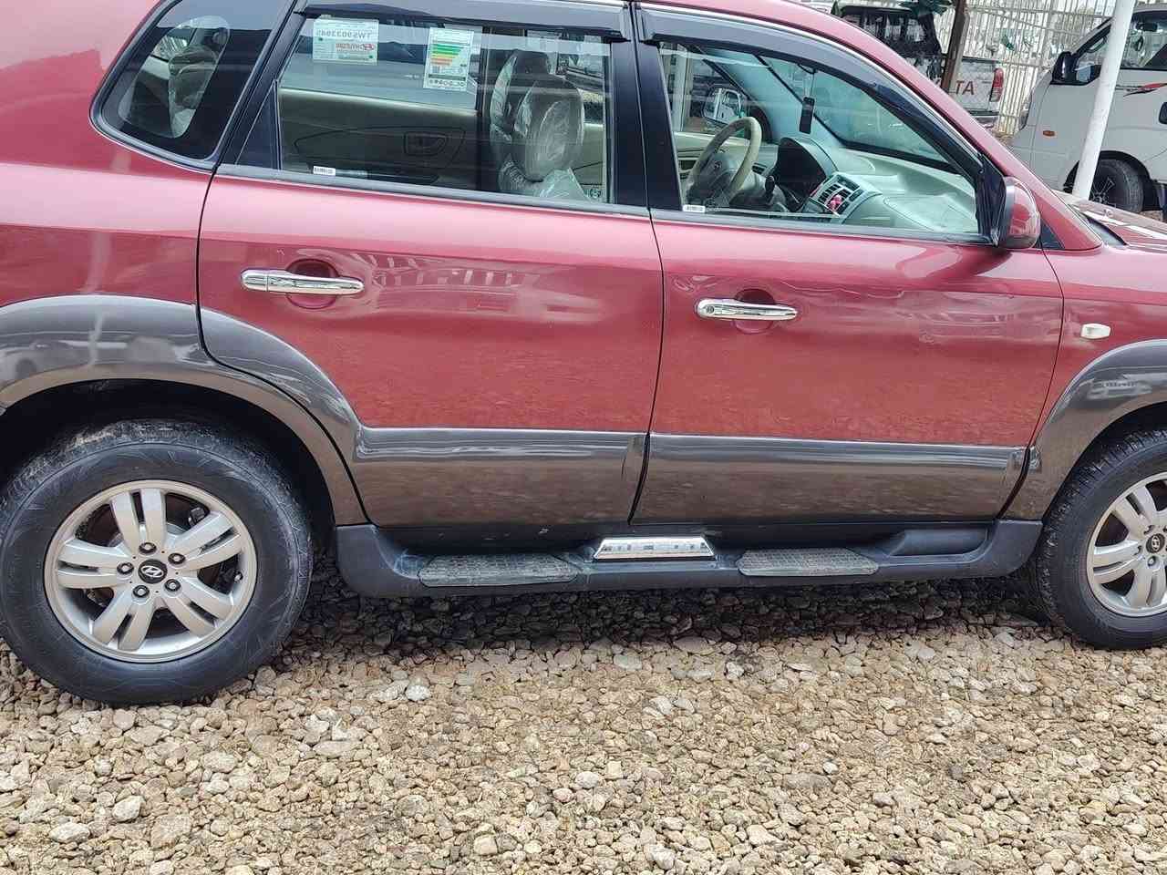 السلام عليكم توسان 2008 محرك 2000 رقم قادسيه سنويه جديده رقم انكليزي بيه تبديل جملغات امامي أثر اخياس تخم تاير حداديه جديده السعر 105 وبيه مجال *********** بابل القاسم
