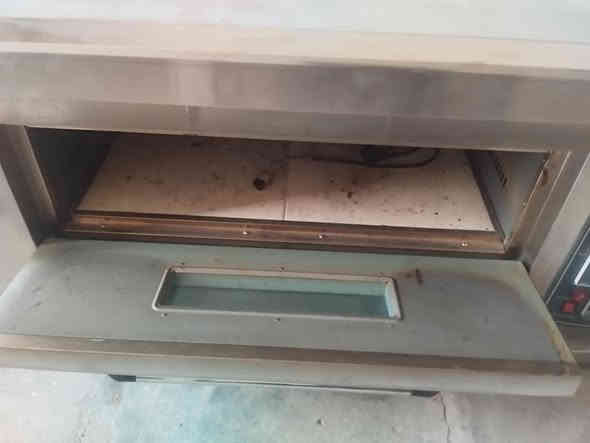 السلام عليكم 
غراض نظيفات جدا 

خلاط كيك

فرن طبقي خانه وحده نظيف جدا

***********
***********
